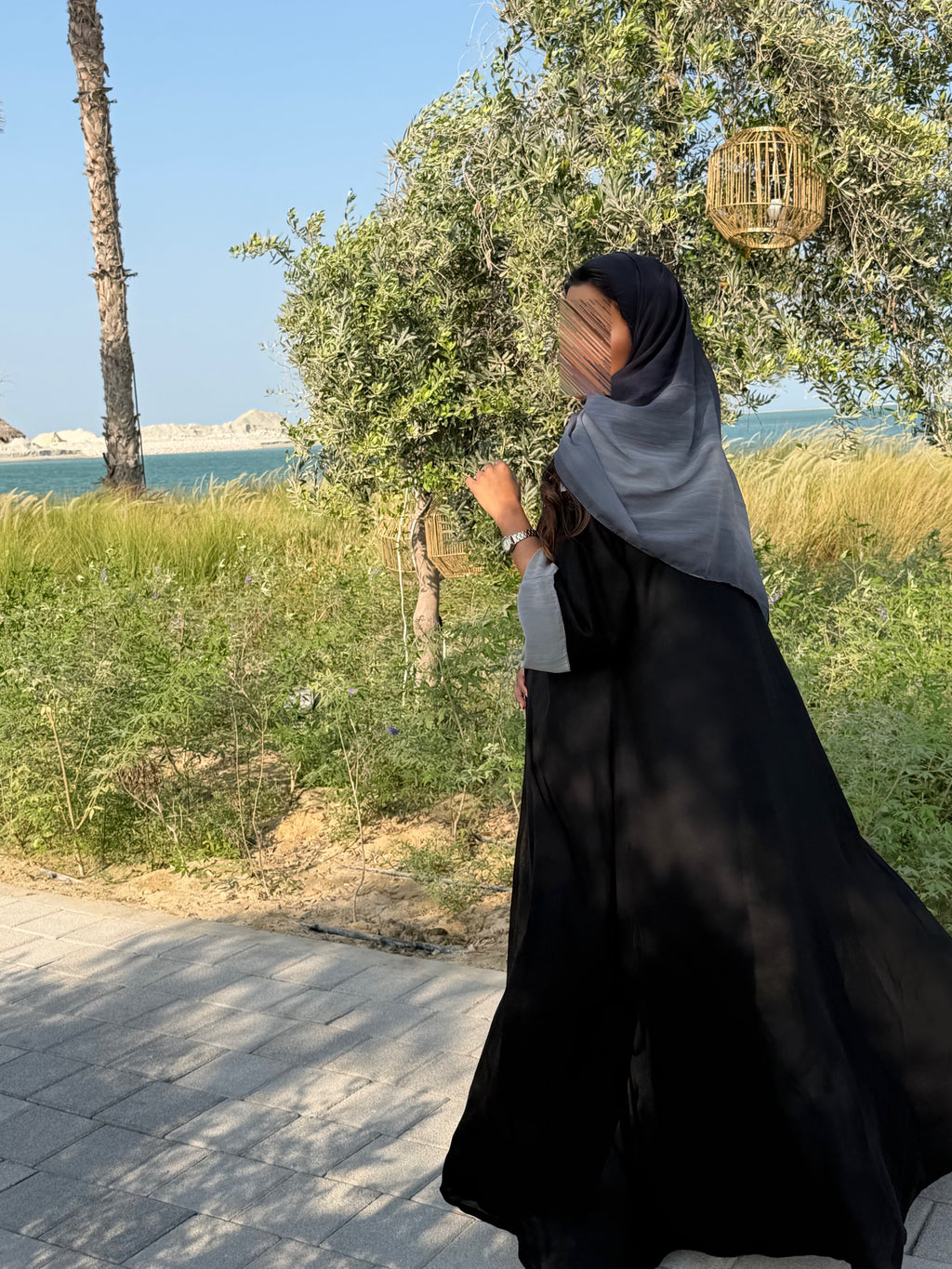 عبايه القمر ( تنلبس من الجهتين )