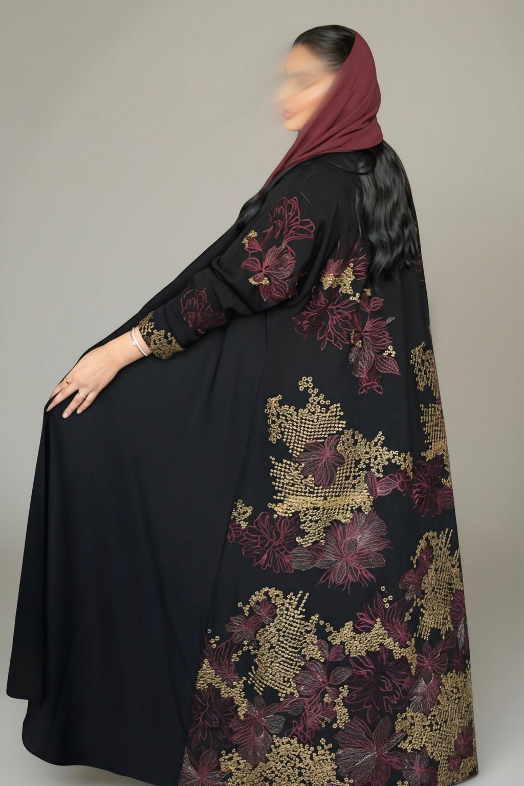 عباية شيفون بتطريز عنابي وذهبي