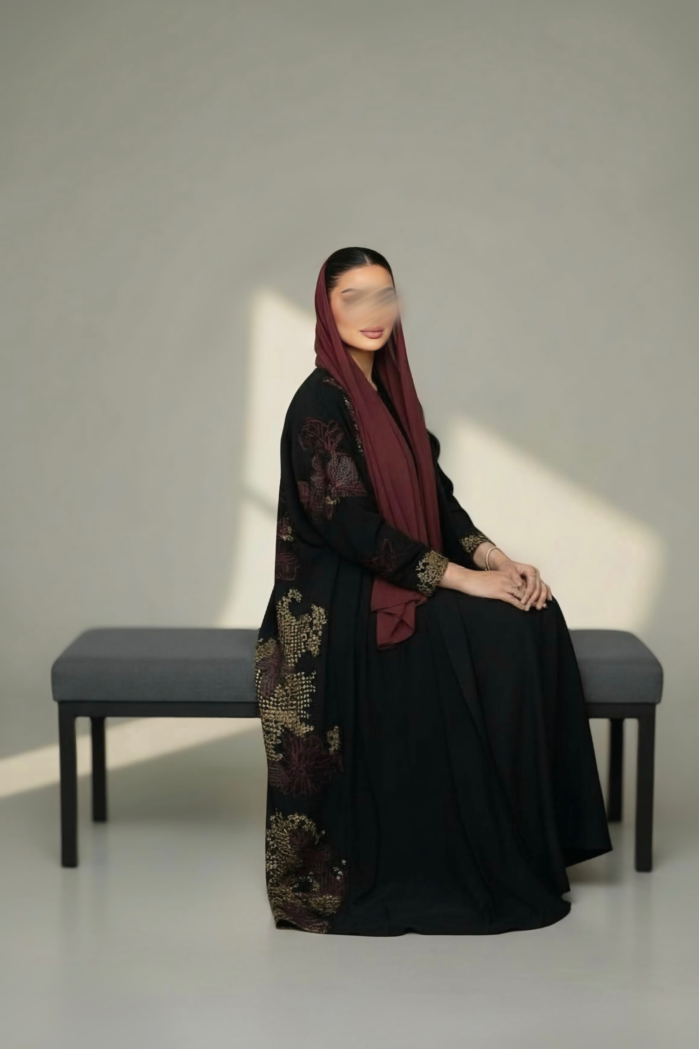 عباية شيفون بتطريز عنابي وذهبي