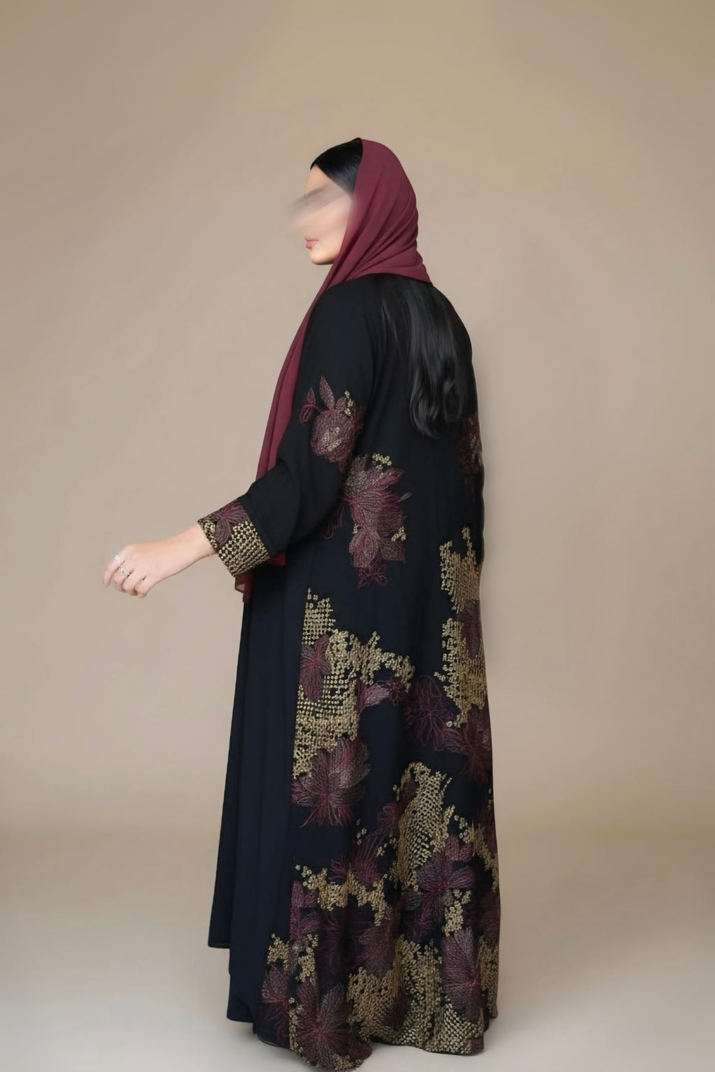عباية شيفون بتطريز عنابي وذهبي