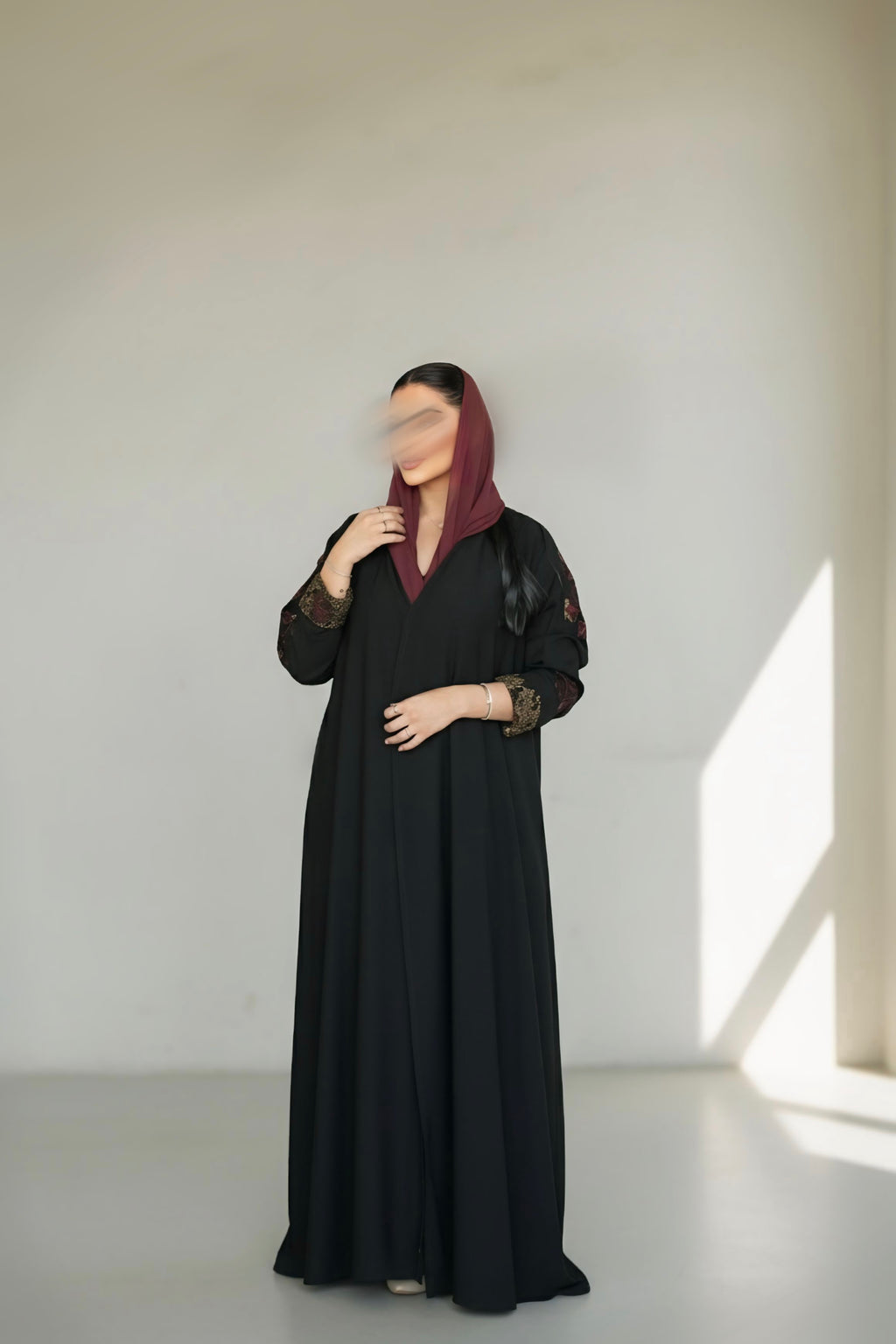 عباية شيفون بتطريز عنابي وذهبي