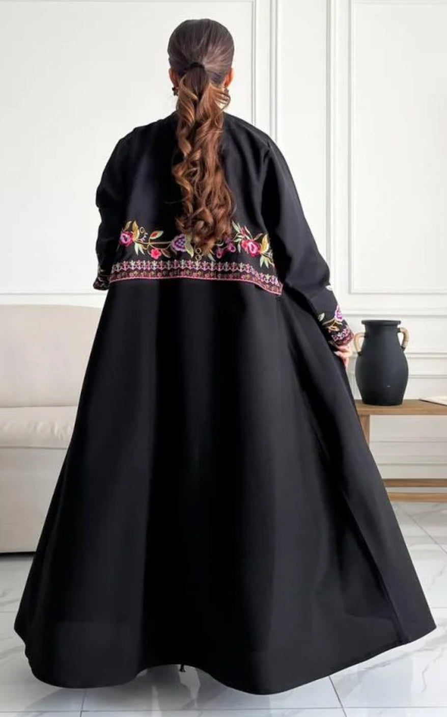 عبايه كريب ملكي مع تطريز