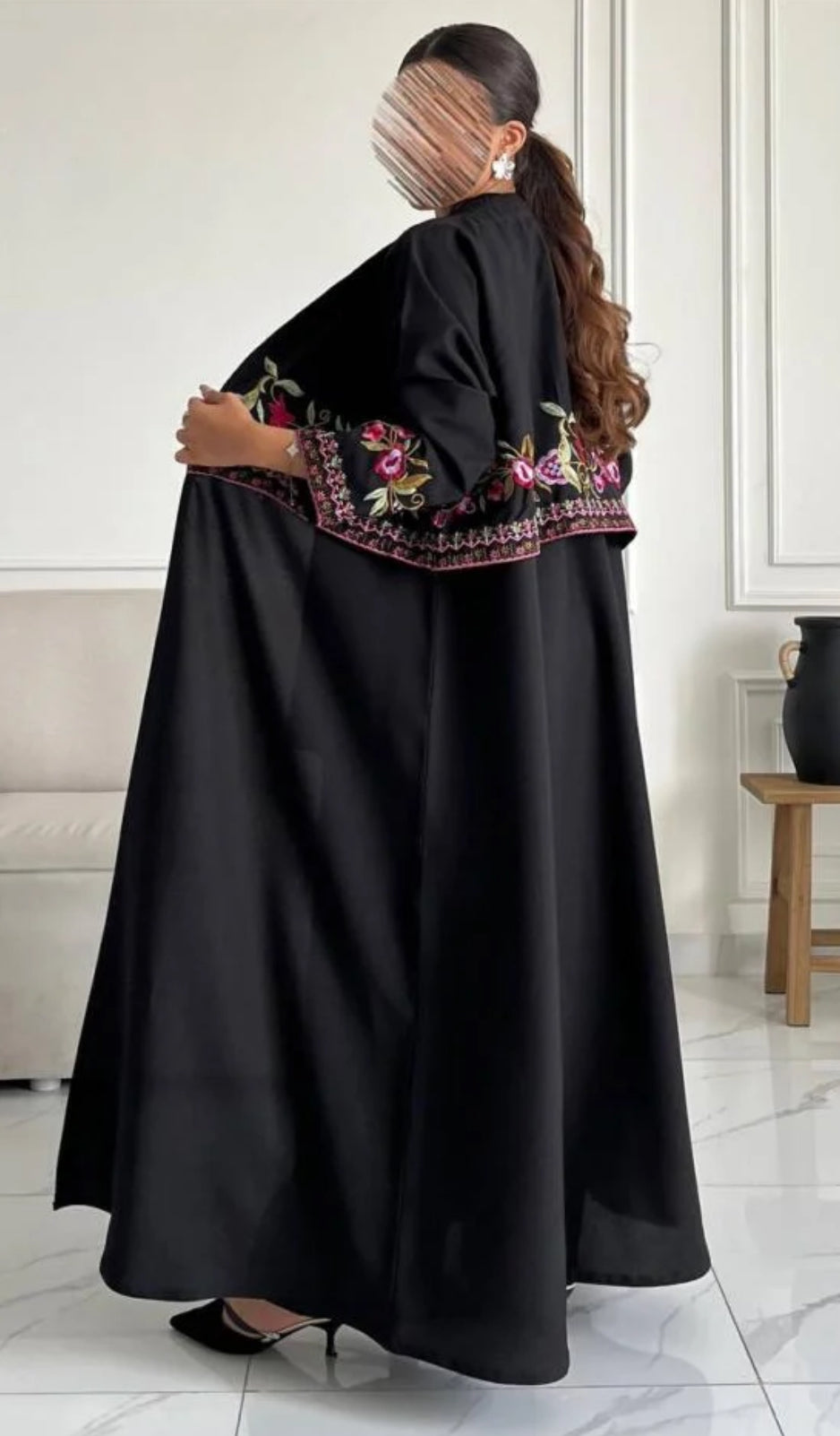 عبايه كريب ملكي مع تطريز