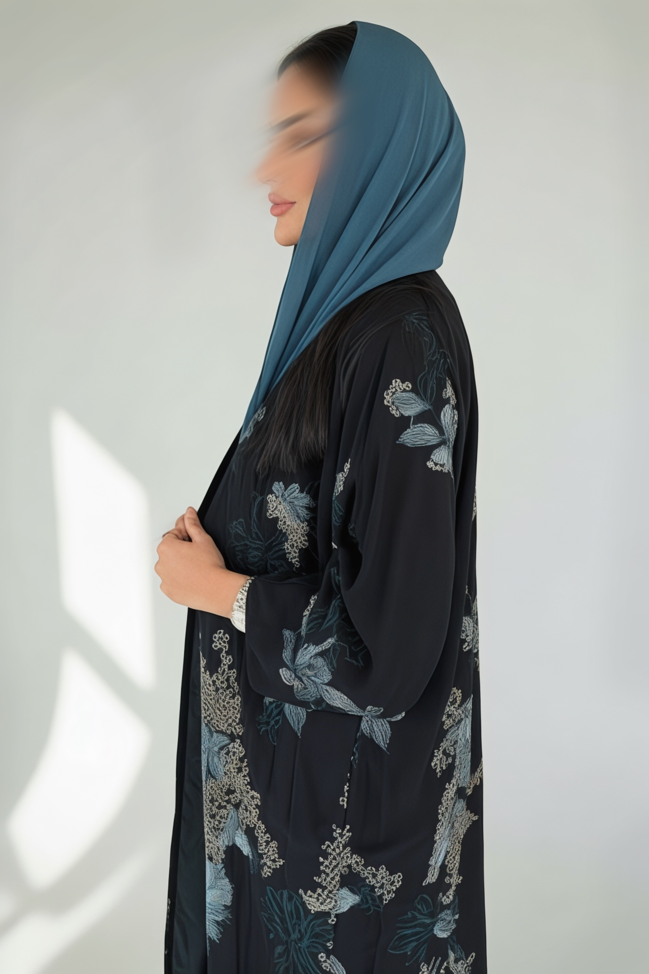 عبايه شيفون بتطريز تركوازي وذهبي