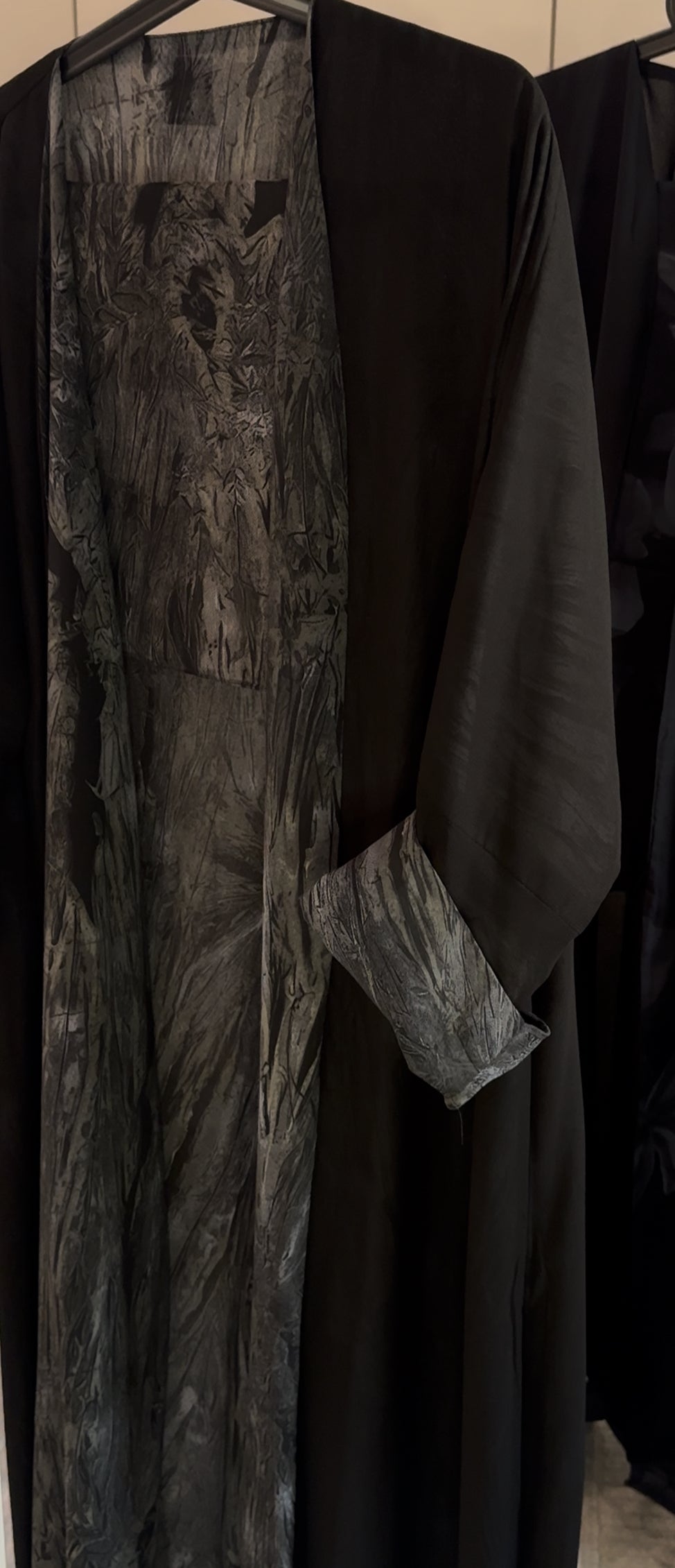 عبايه شيفون رصاصي مطبوع (قابله للبس من الجهتين)