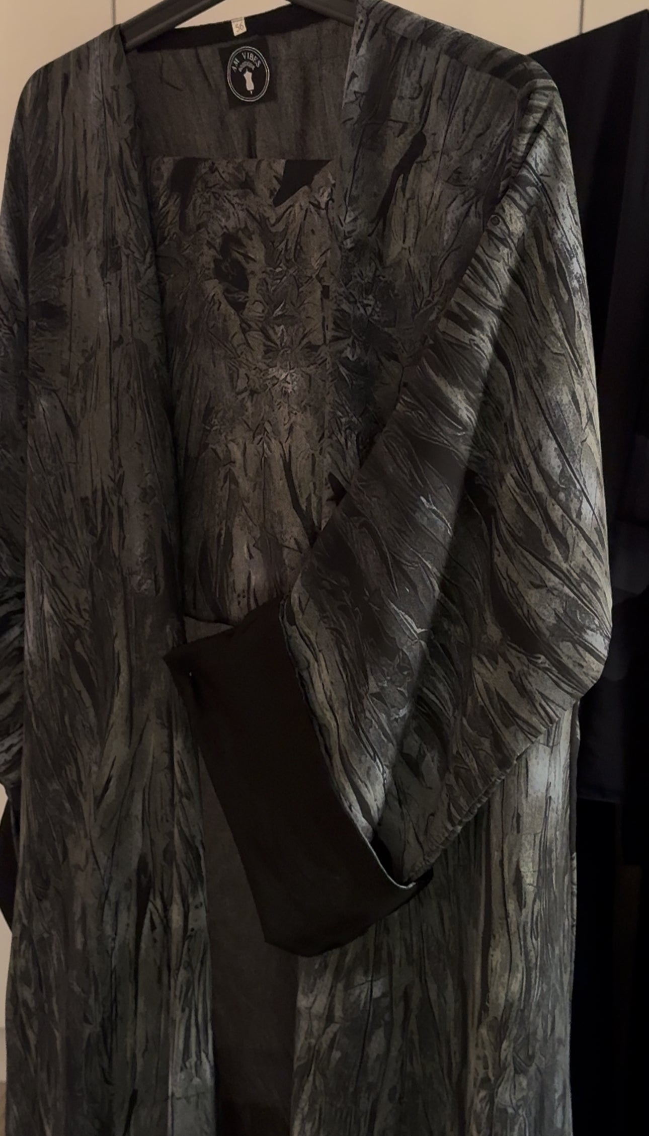 عبايه شيفون رصاصي مطبوع (قابله للبس من الجهتين)