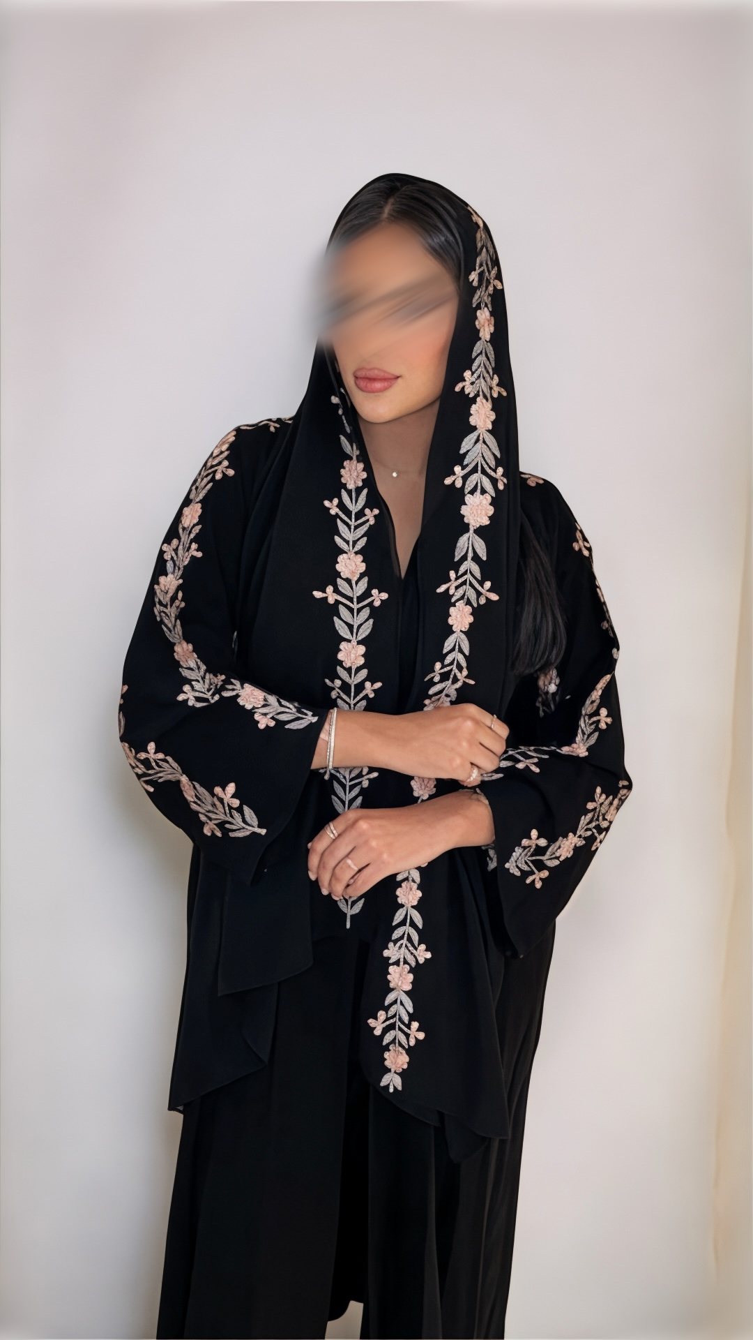 عبايه ملكي بتطريز يدوي