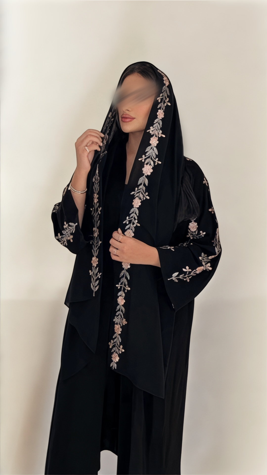 عبايه ملكي بتطريز يدوي