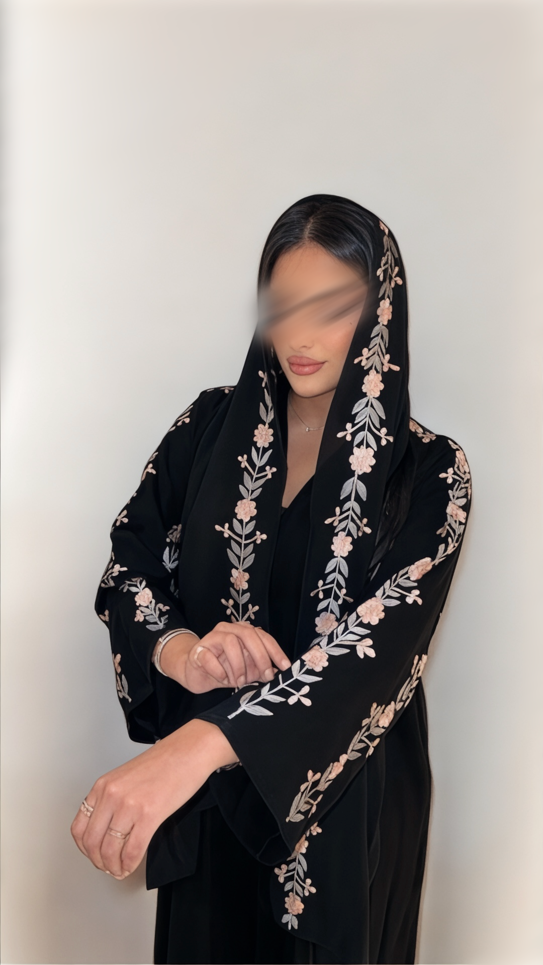 عبايه ملكي بتطريز يدوي