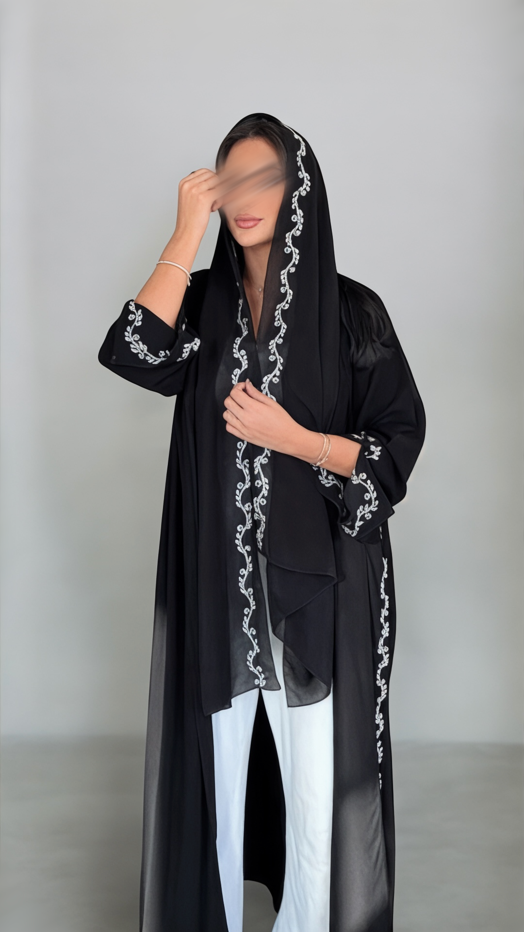 عبايه ملكي تطريز يدوي ابيض