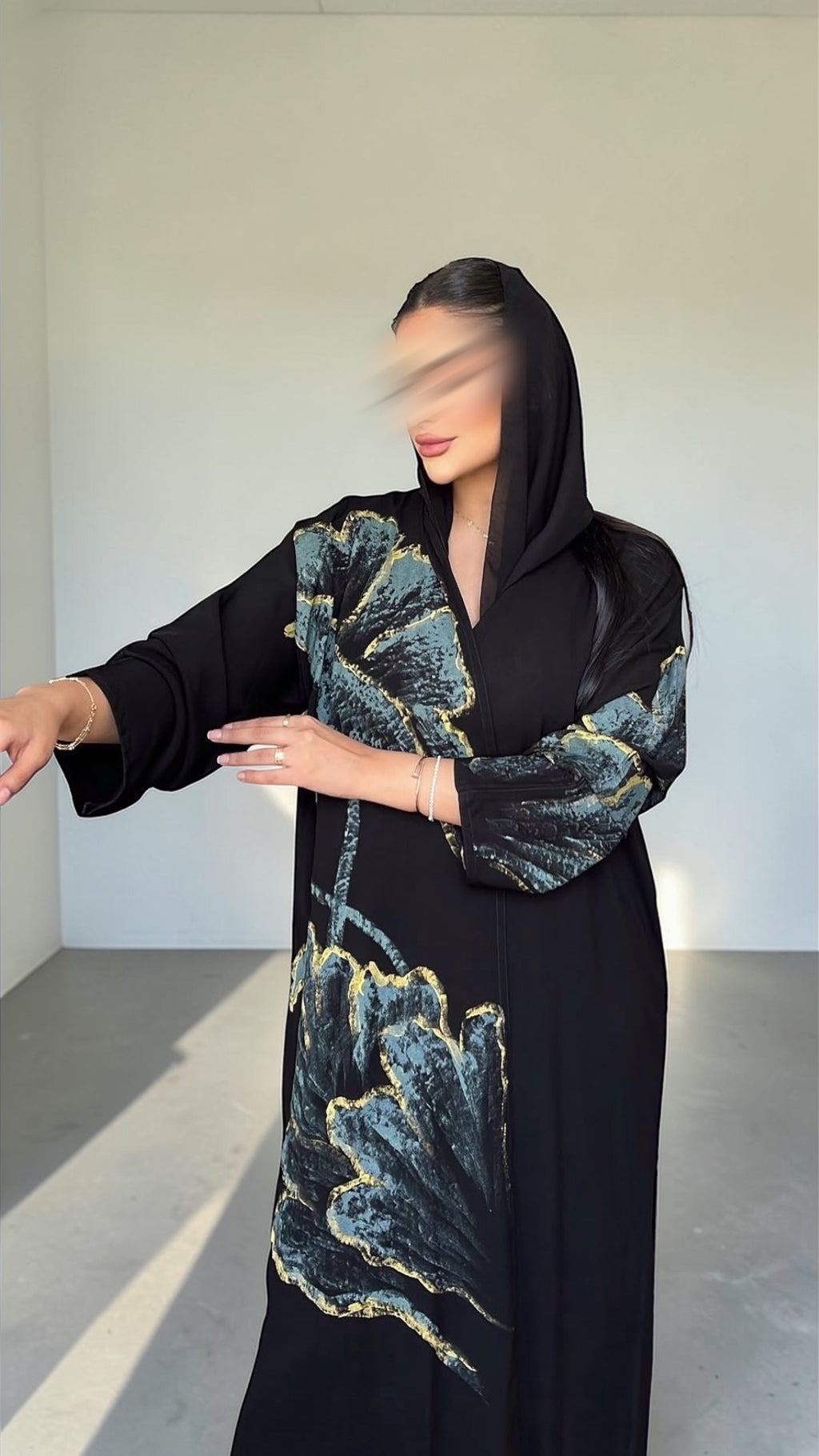عبايه كوستم برسم يدوي مميز AM04