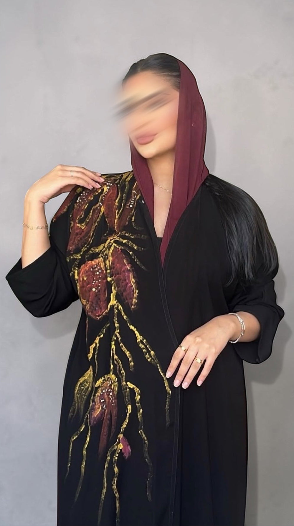 عبايه كوستم برسم يدوي عنابي AM05