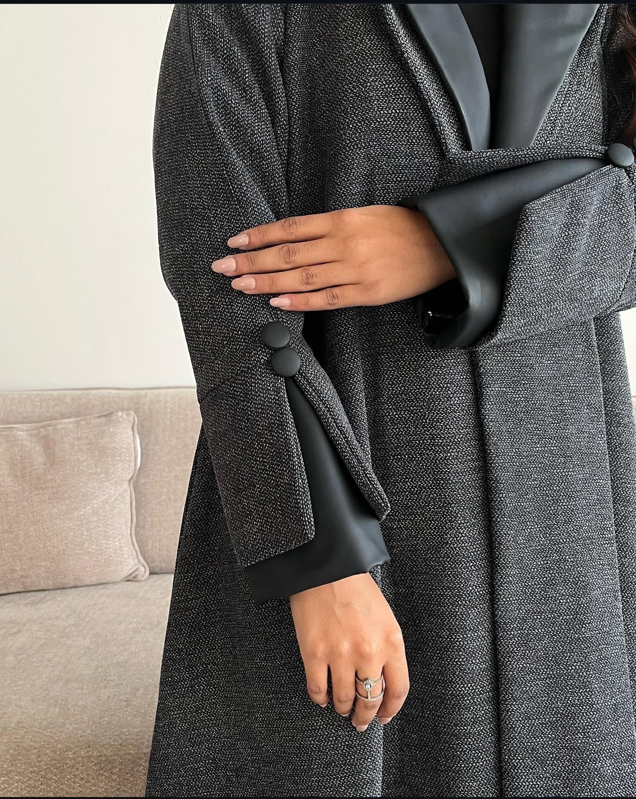 عبايه شتويه رصاصي مع تدخيلات جلد