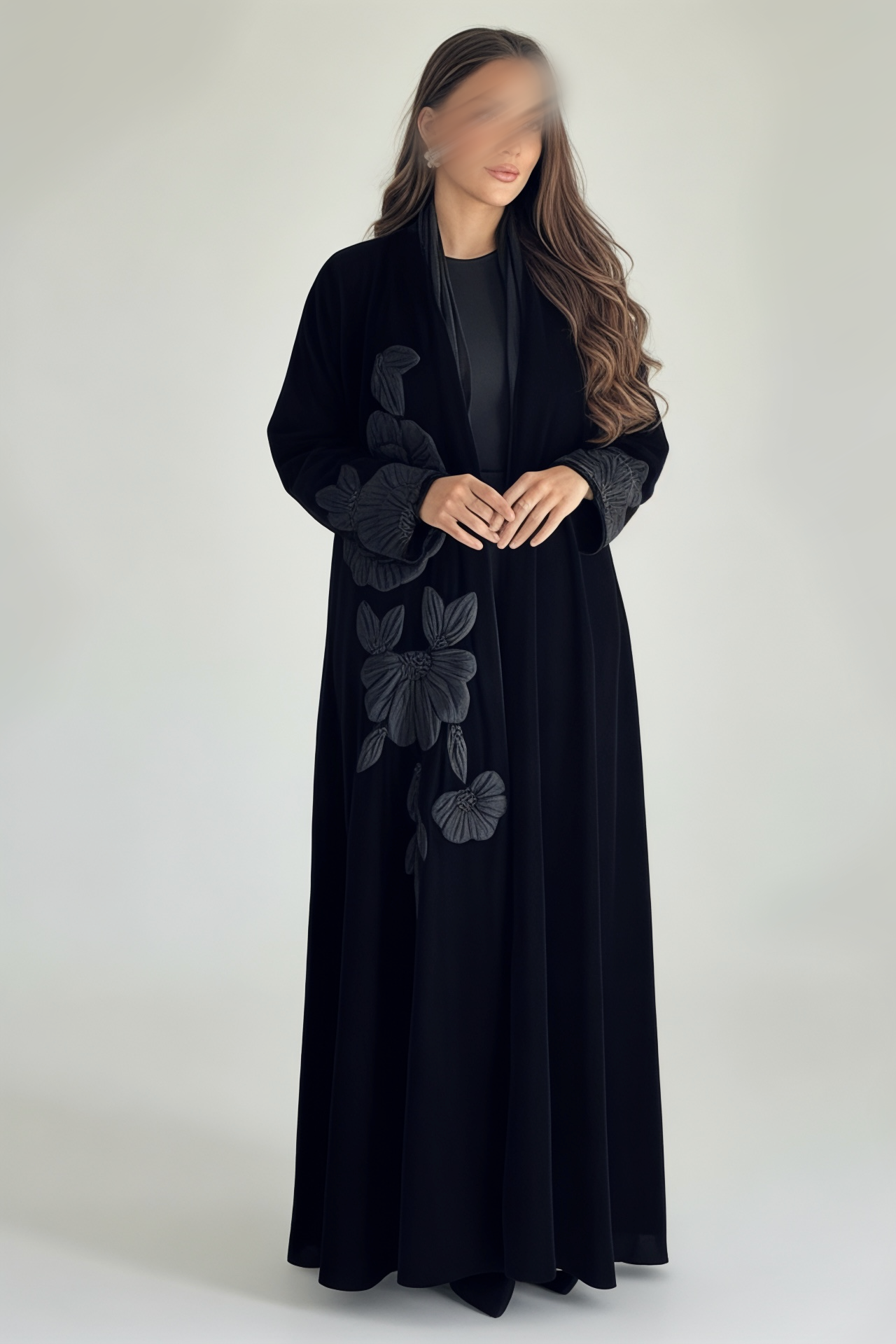 عبايه شتويه مخمل اسود مع زهور بارزه