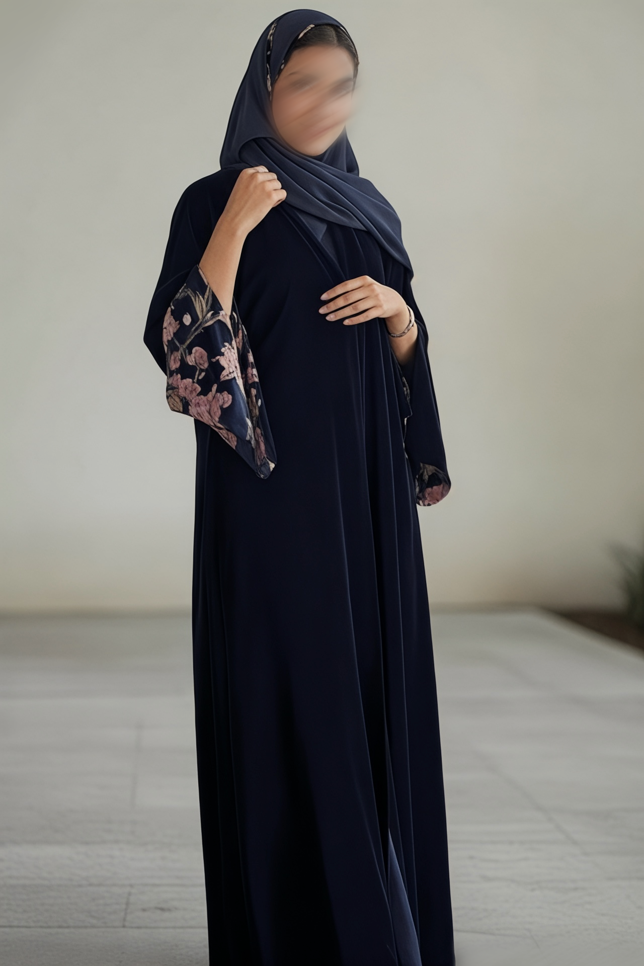 عبايه مخمل ورد عند الأكمام