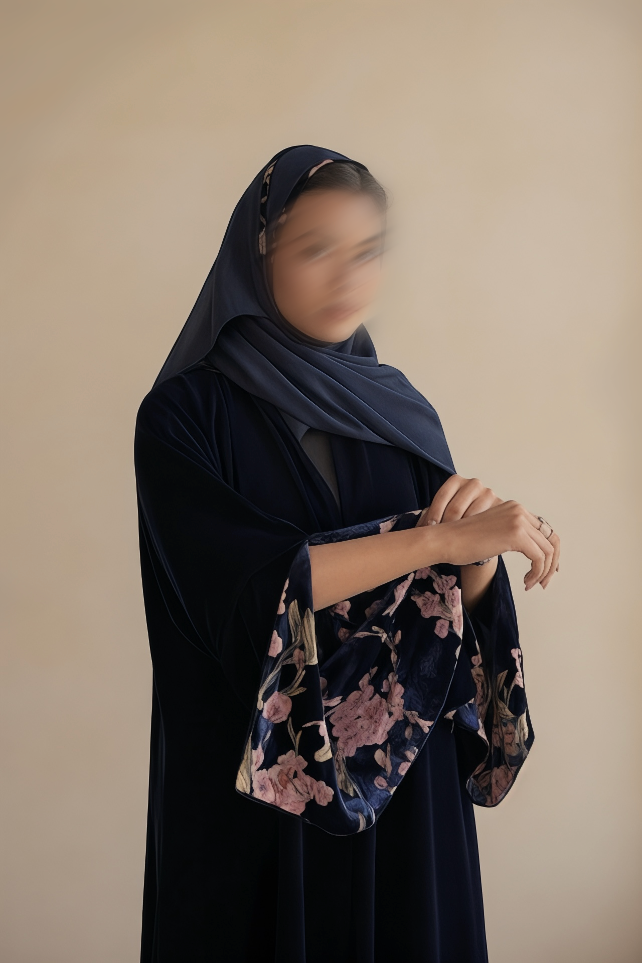 عبايه مخمل ورد عند الأكمام