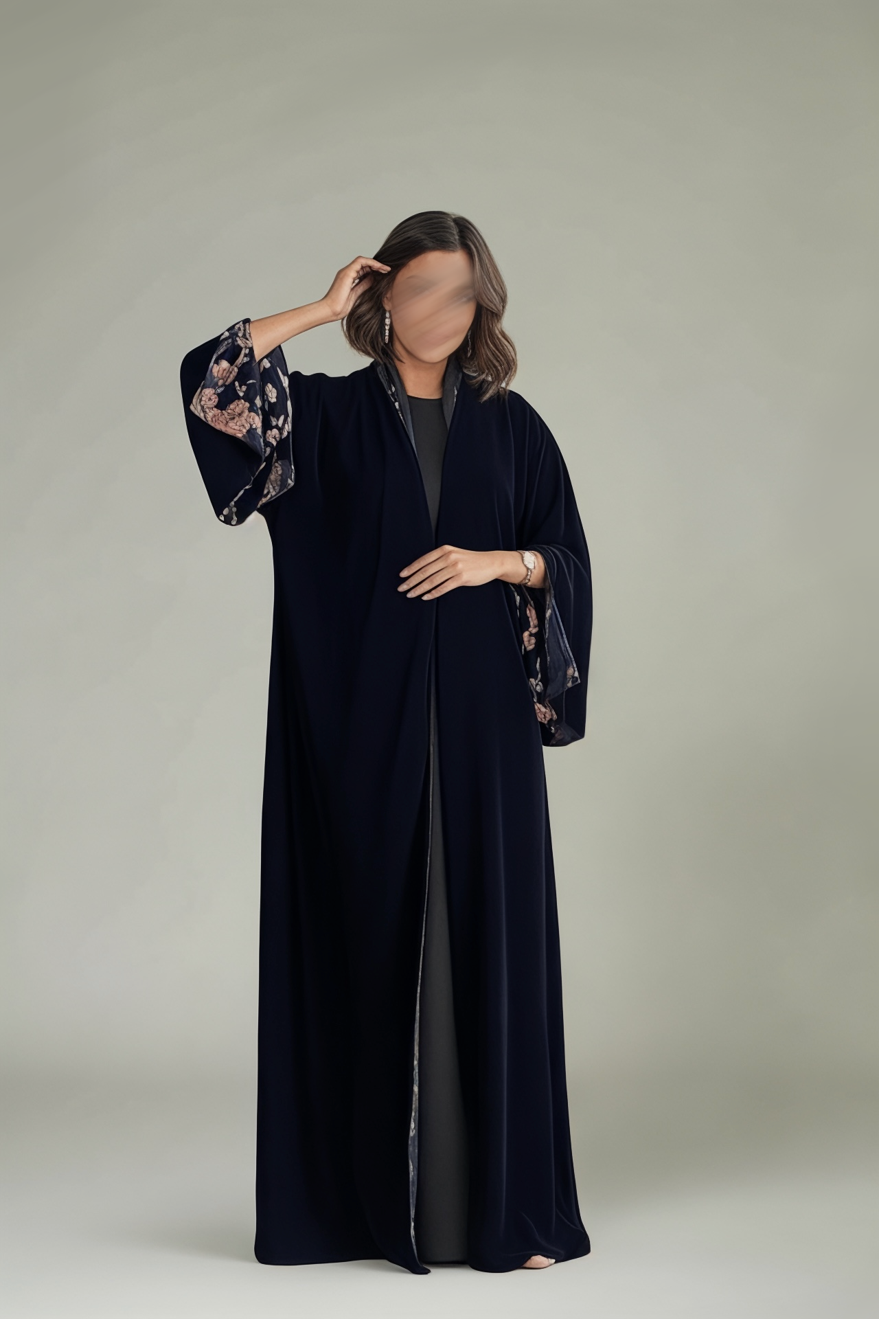 عبايه مخمل ورد عند الأكمام