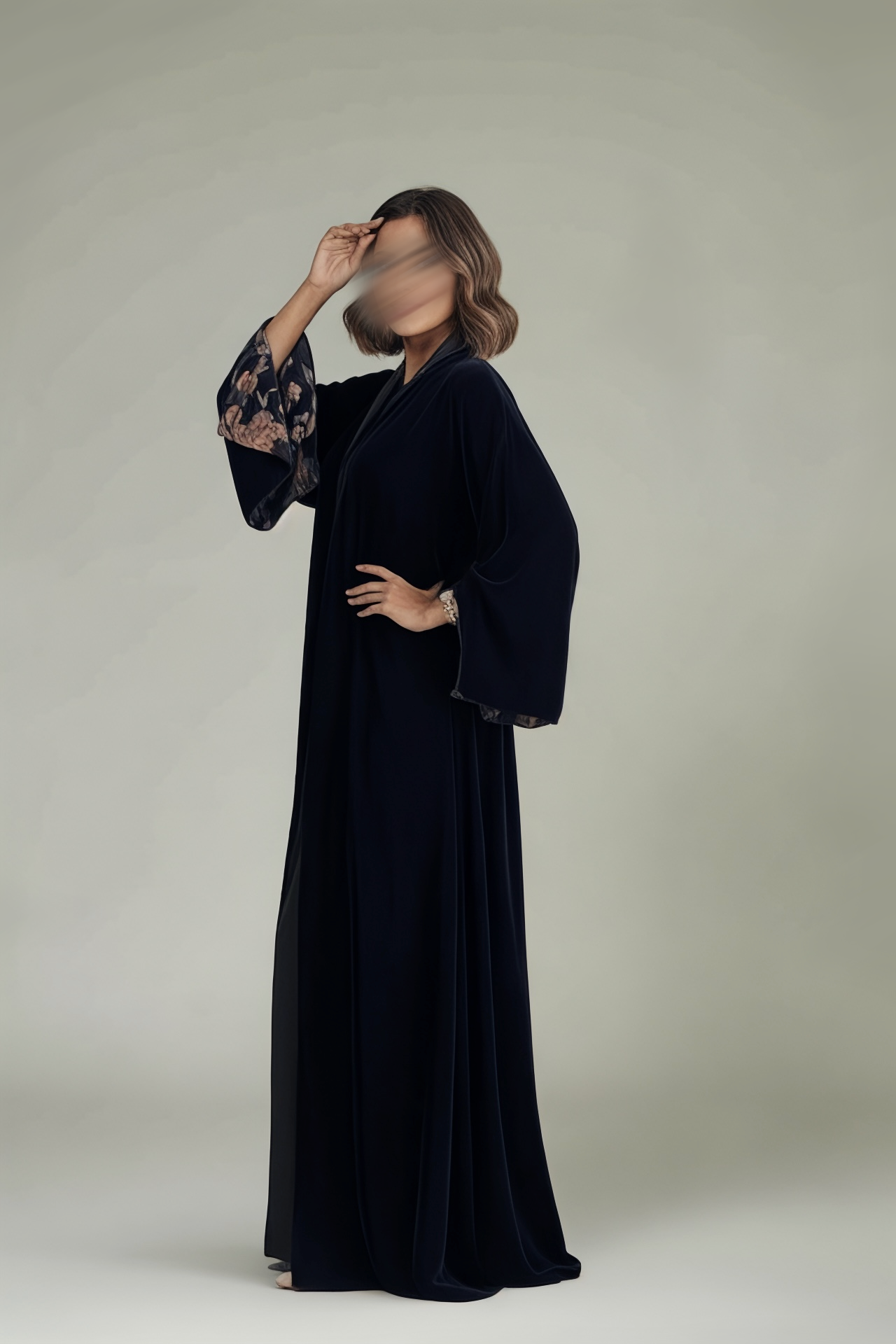 عبايه مخمل ورد عند الأكمام