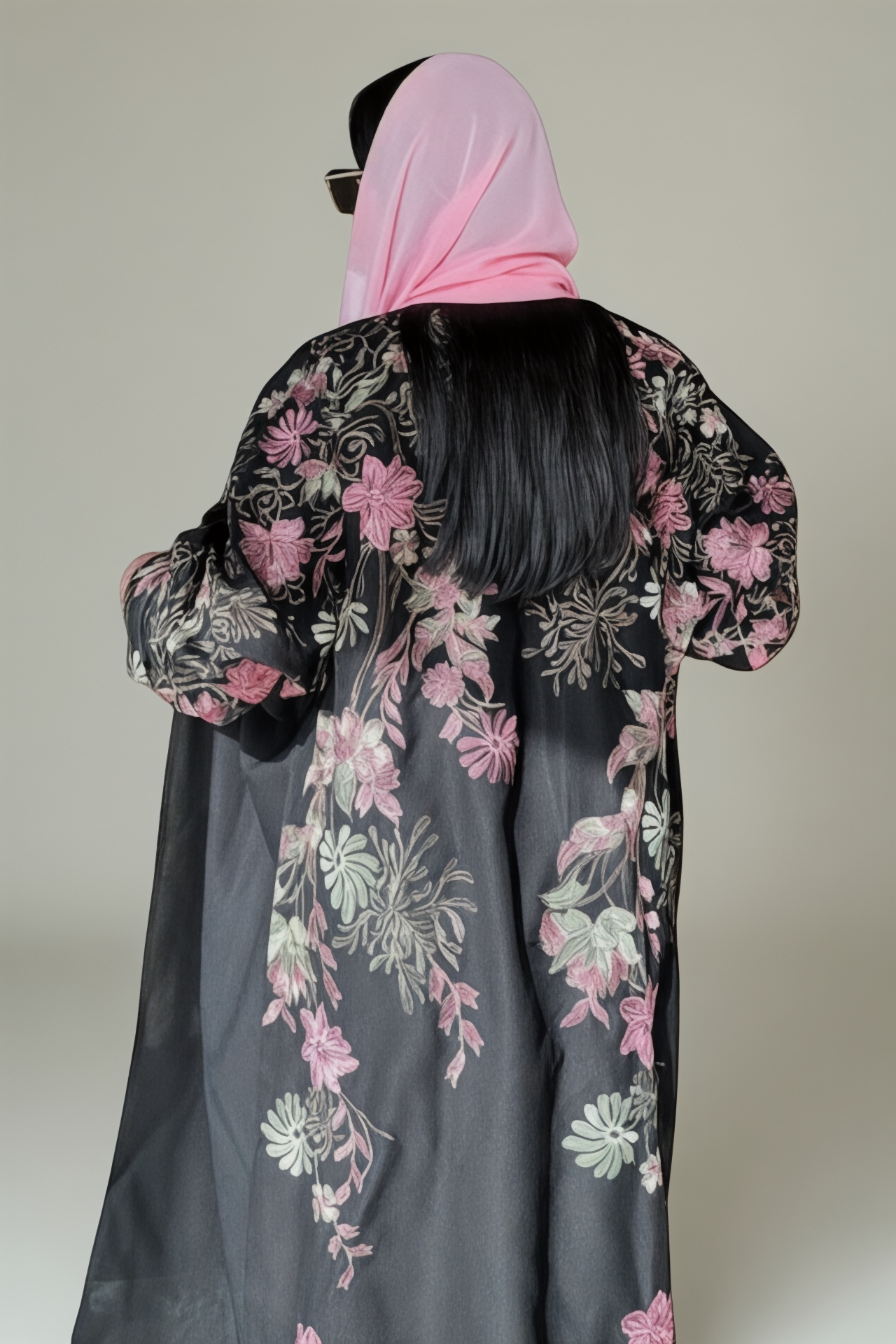 شيفون مع تطريز وردي