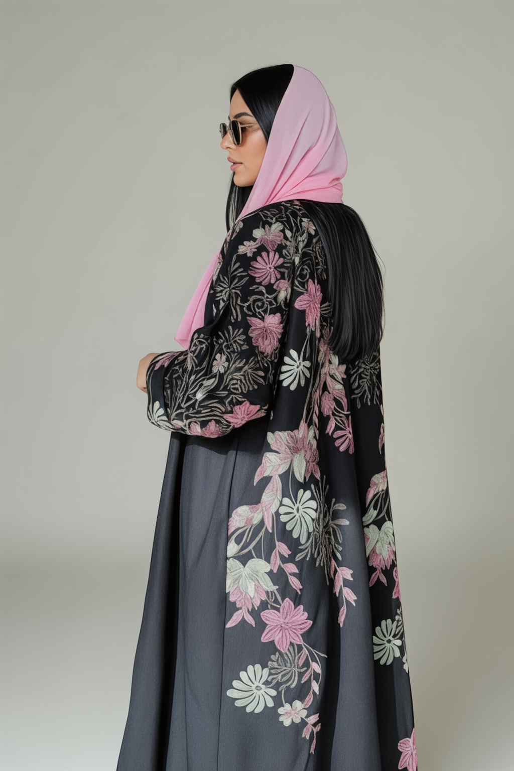 عبايه منميت مع تطريز كمبيوتر وردي