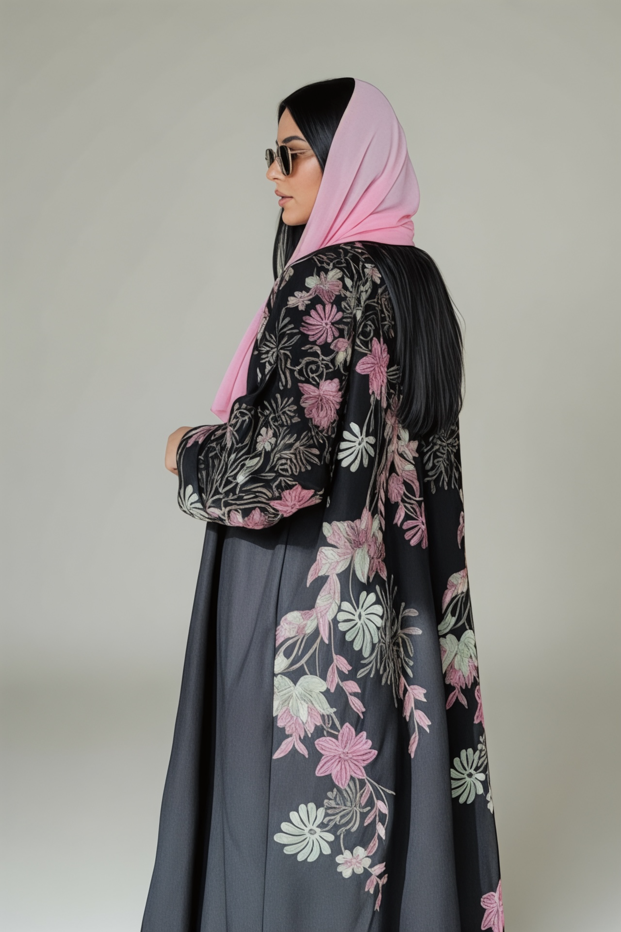 عبايه منميت مع تطريز كمبيوتر وردي