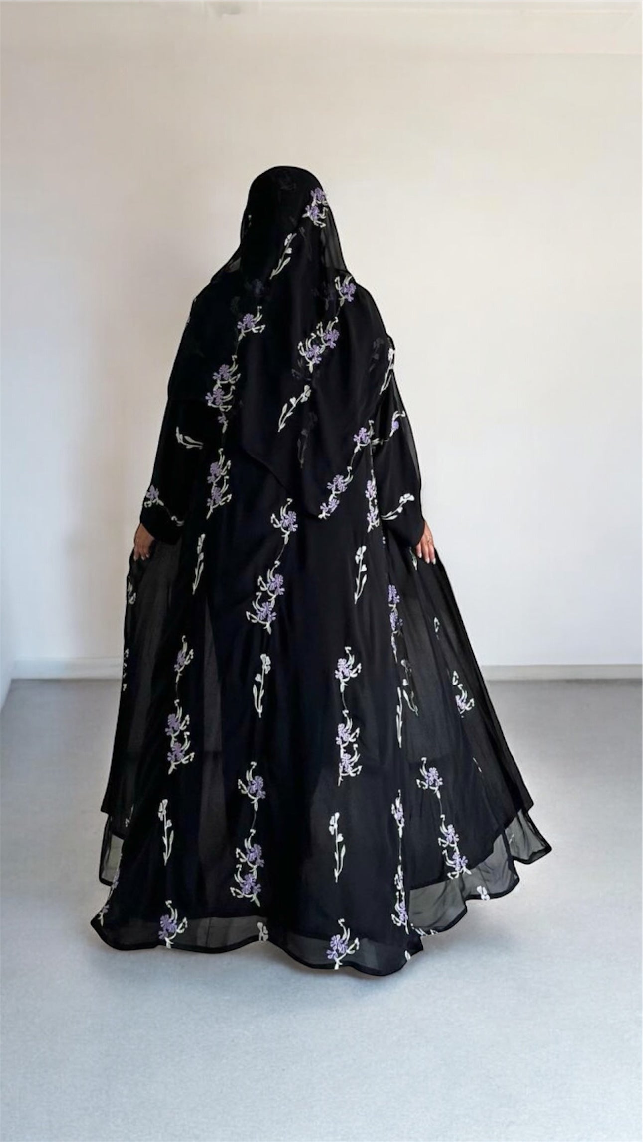 عبايه شيفون كلوش بتطريز ورود بنفسجيه