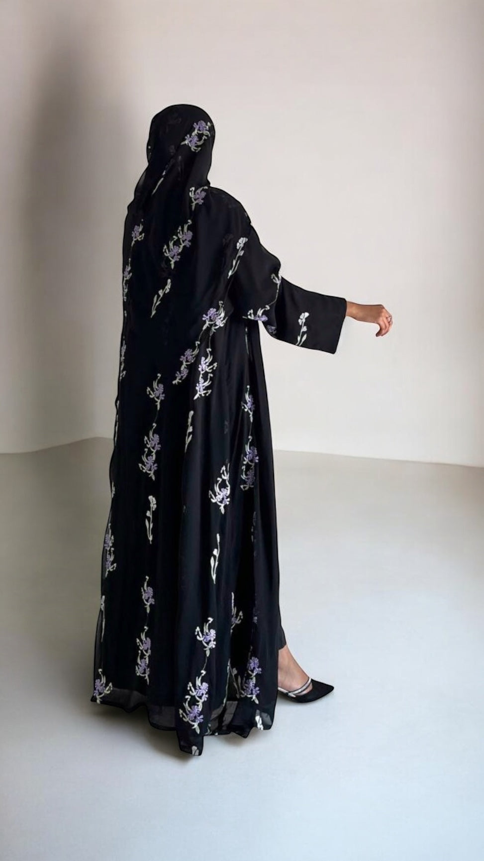 عبايه شيفون كلوش بتطريز ورود بنفسجيه