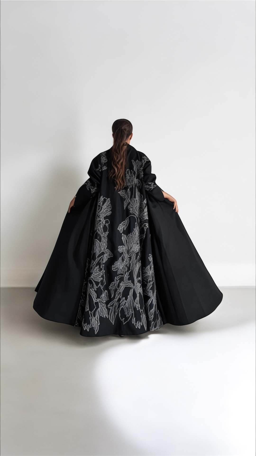 عبايه أنيقه بتطريز فضي