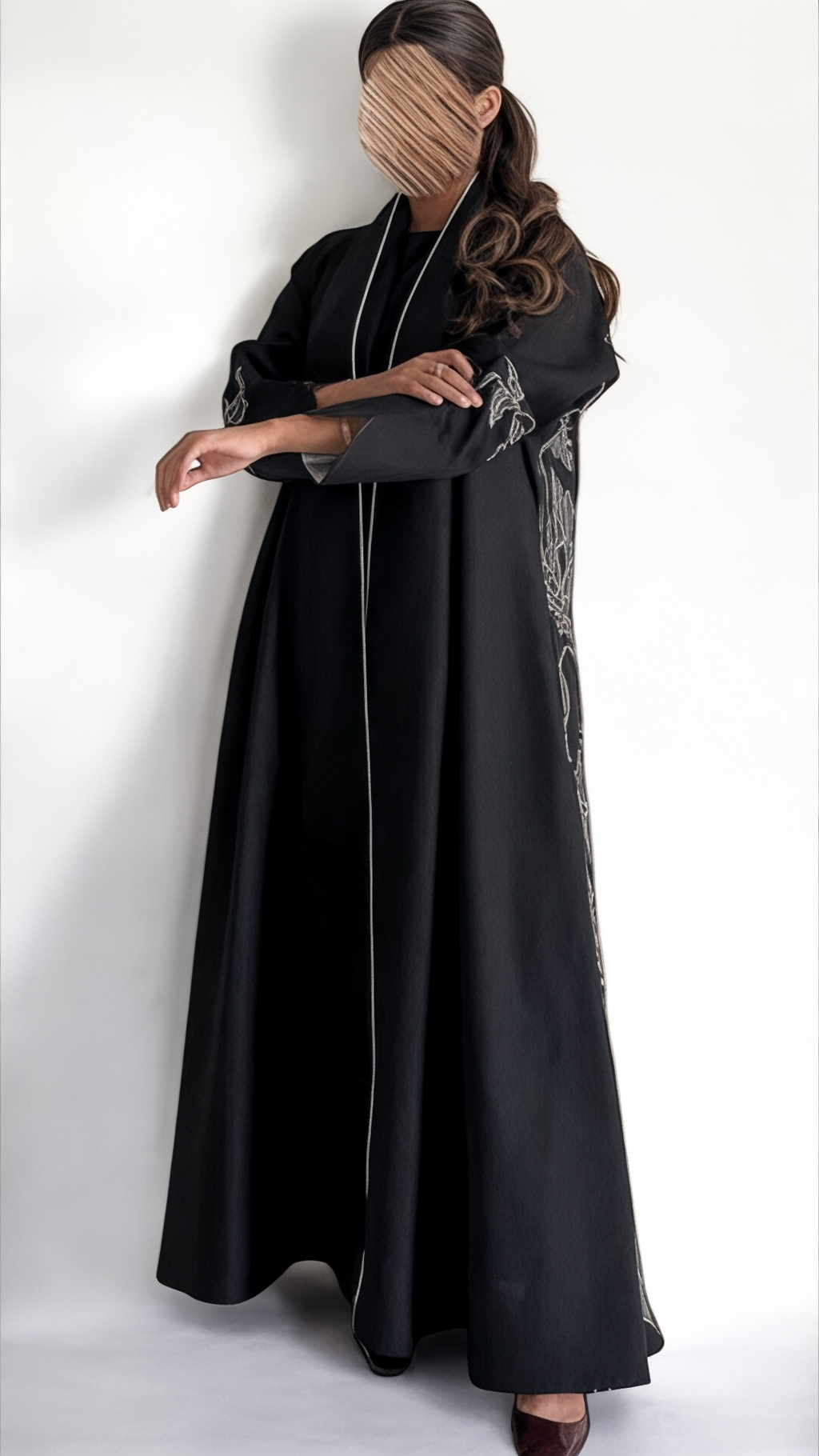 عبايه أنيقه بتطريز فضي