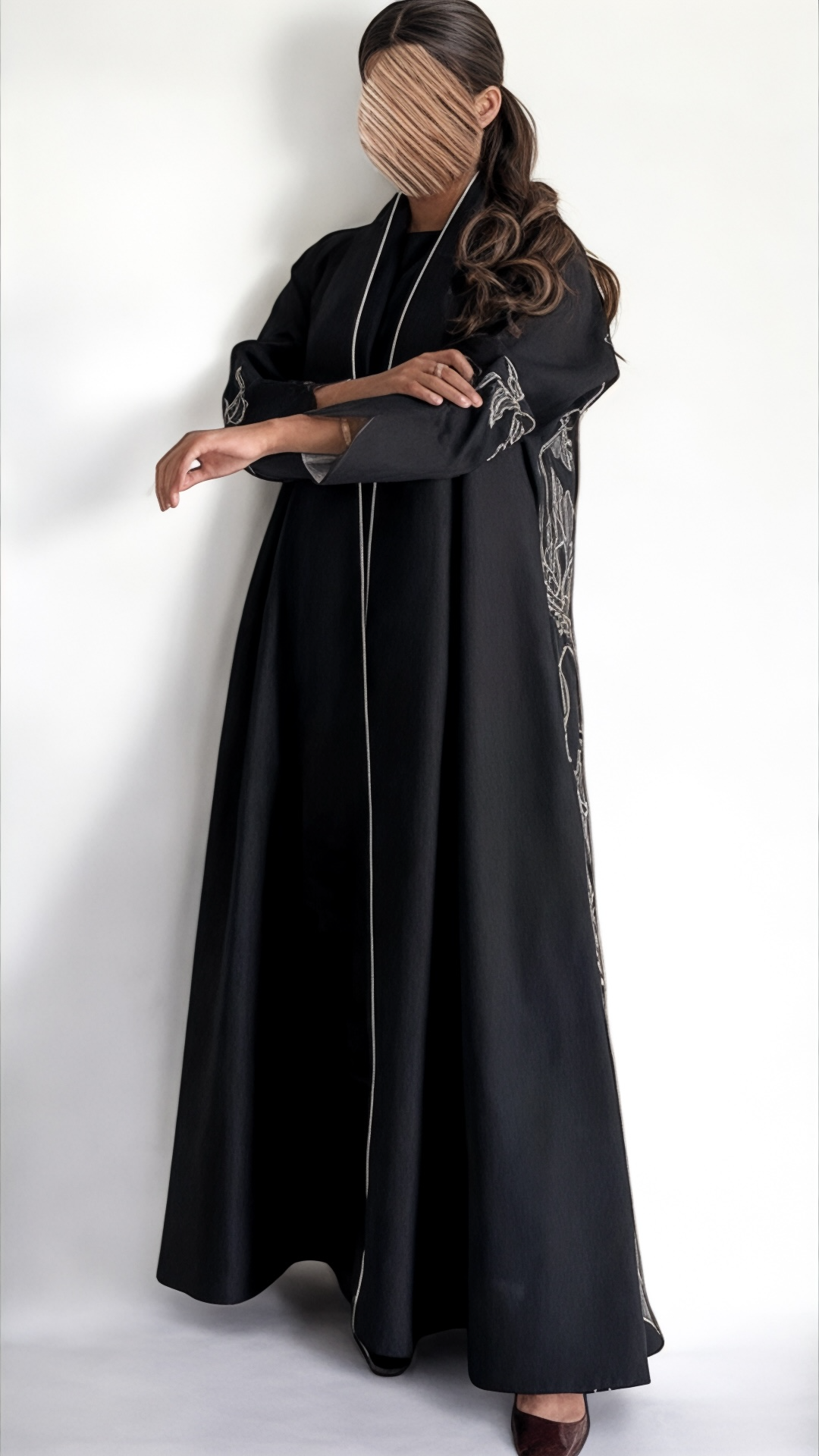 عبايه أنيقه بتطريز فضي