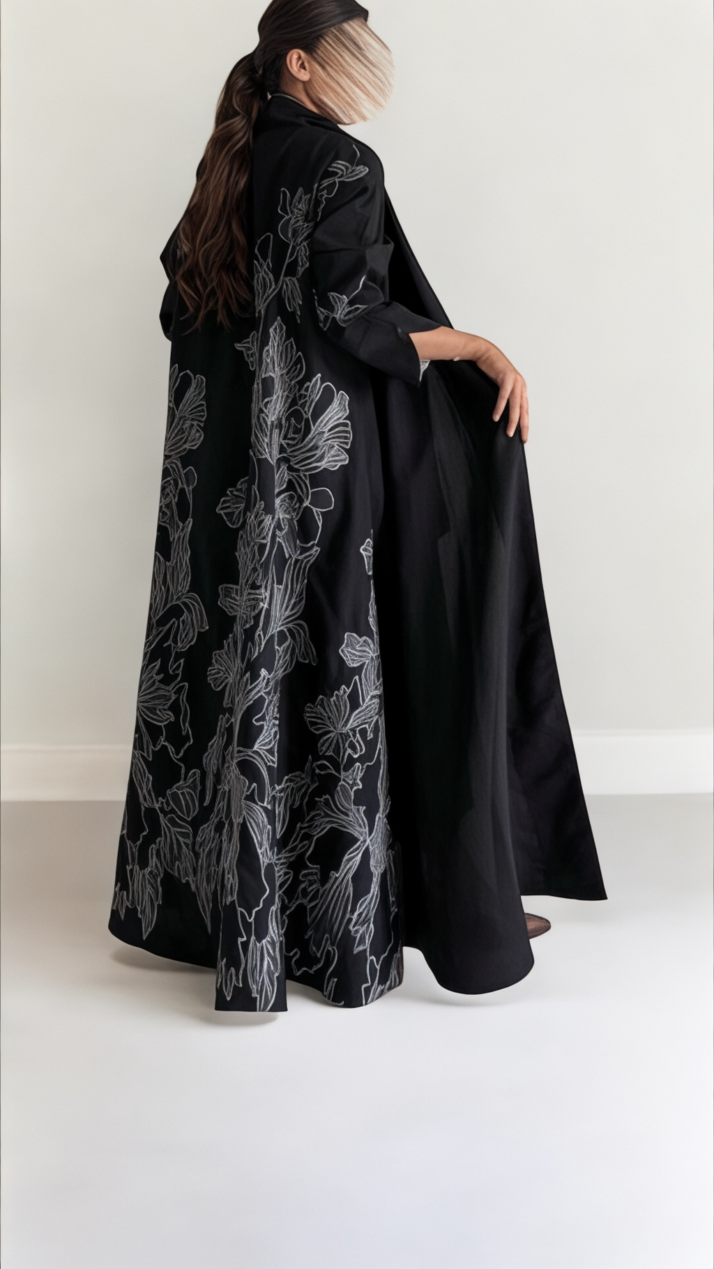 عبايه أنيقه بتطريز فضي