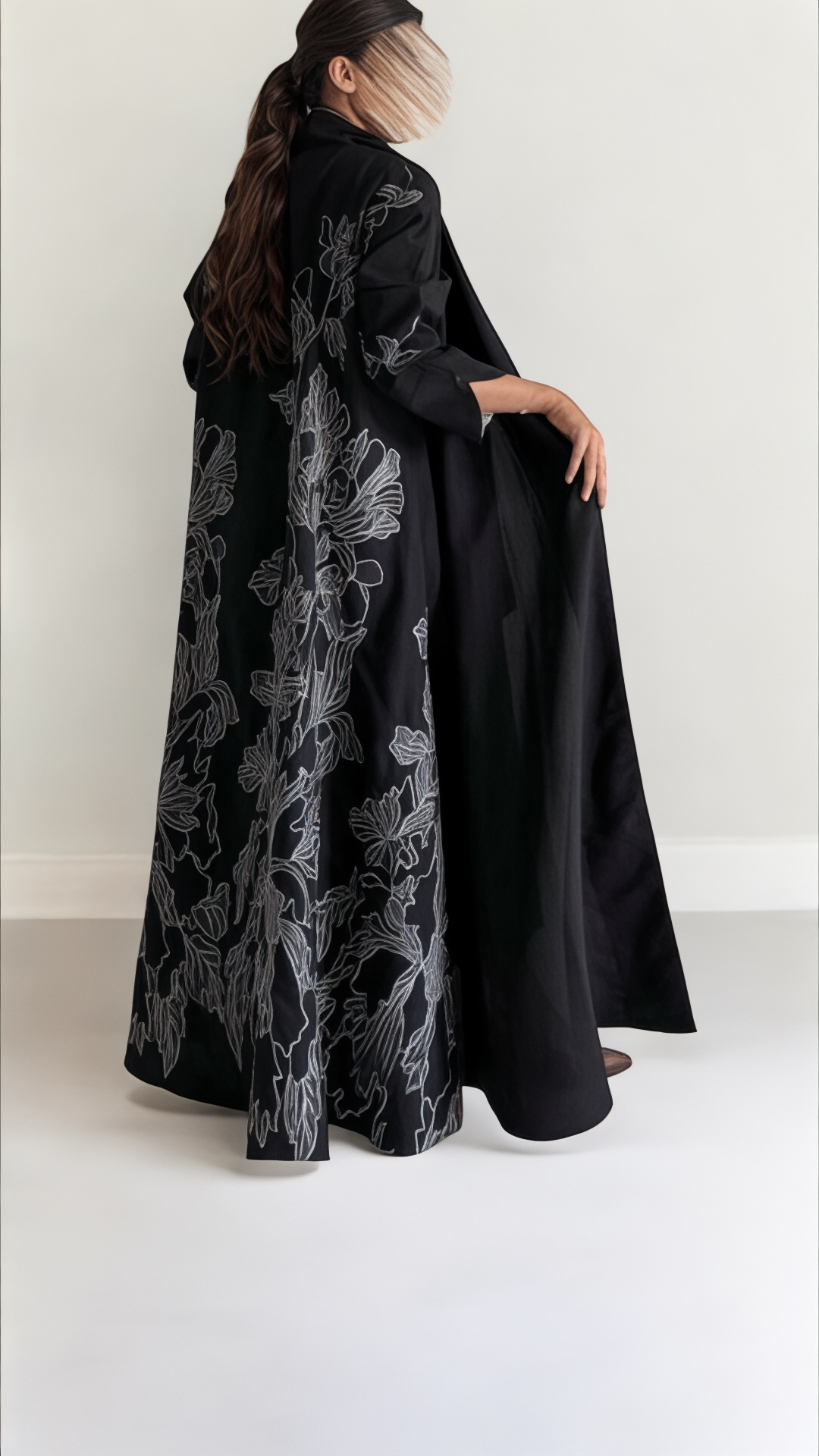 عبايه أنيقه بتطريز فضي