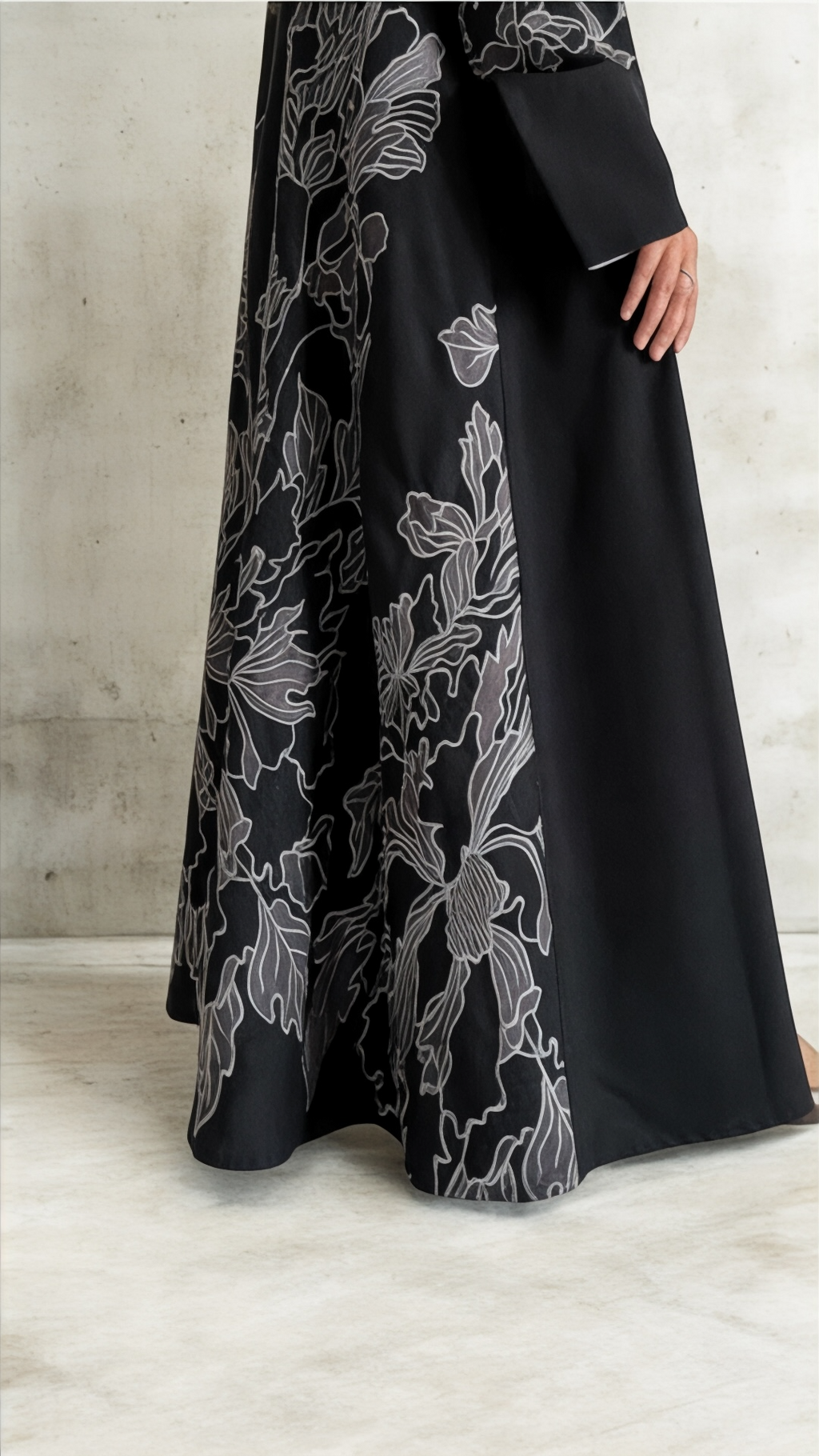 عبايه أنيقه بتطريز فضي