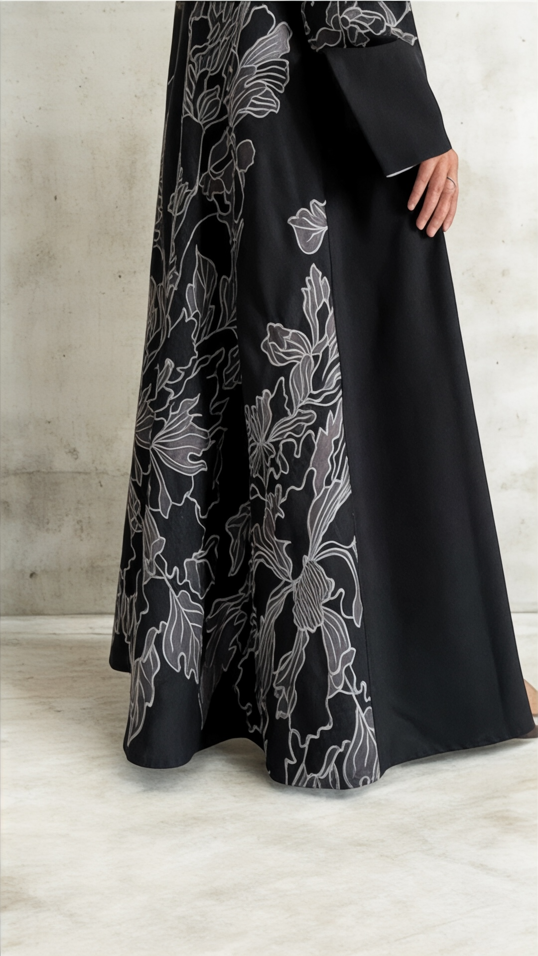 عبايه أنيقه بتطريز فضي