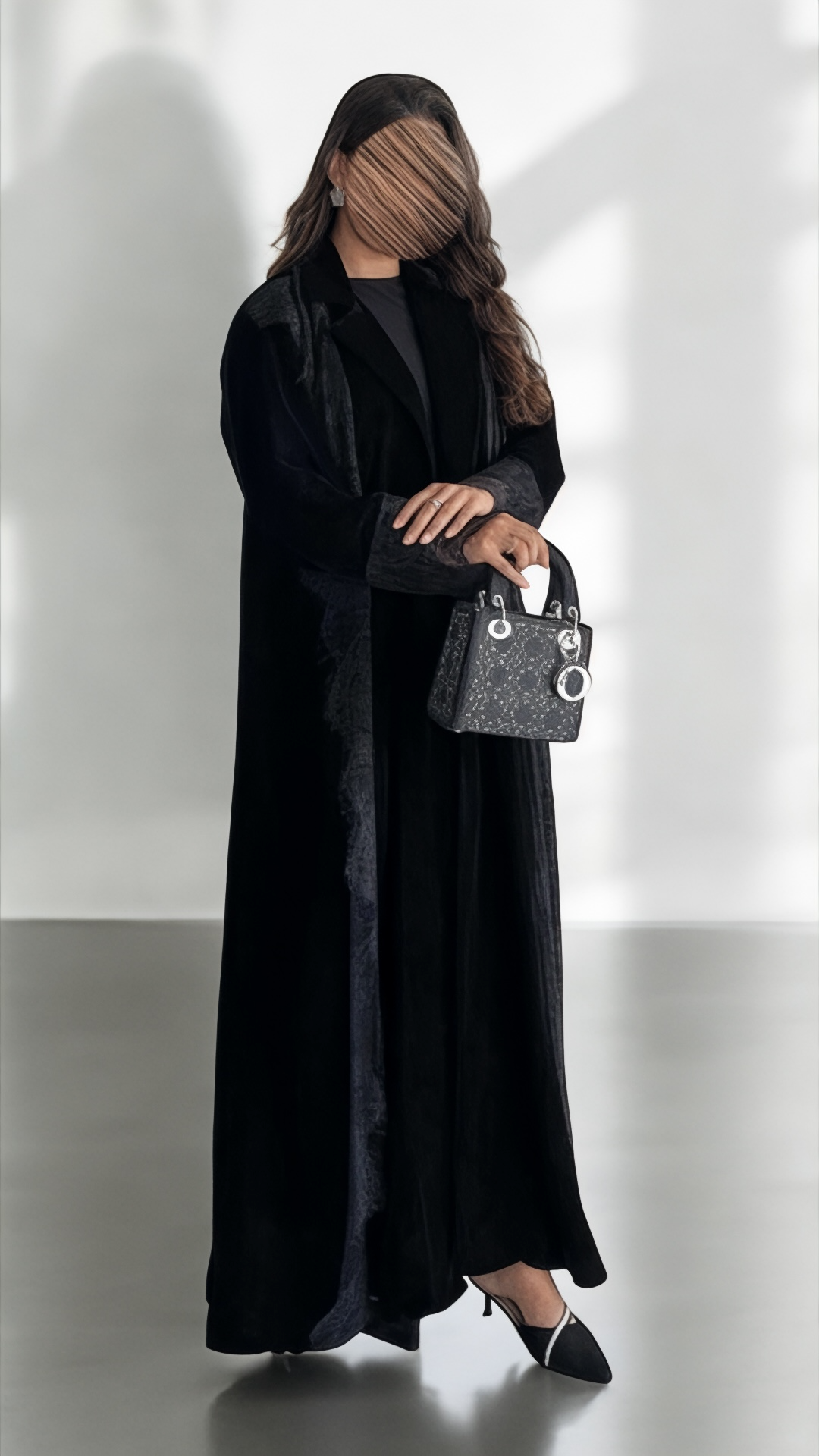 عبايه مخمل بتدخيلات دانتيل