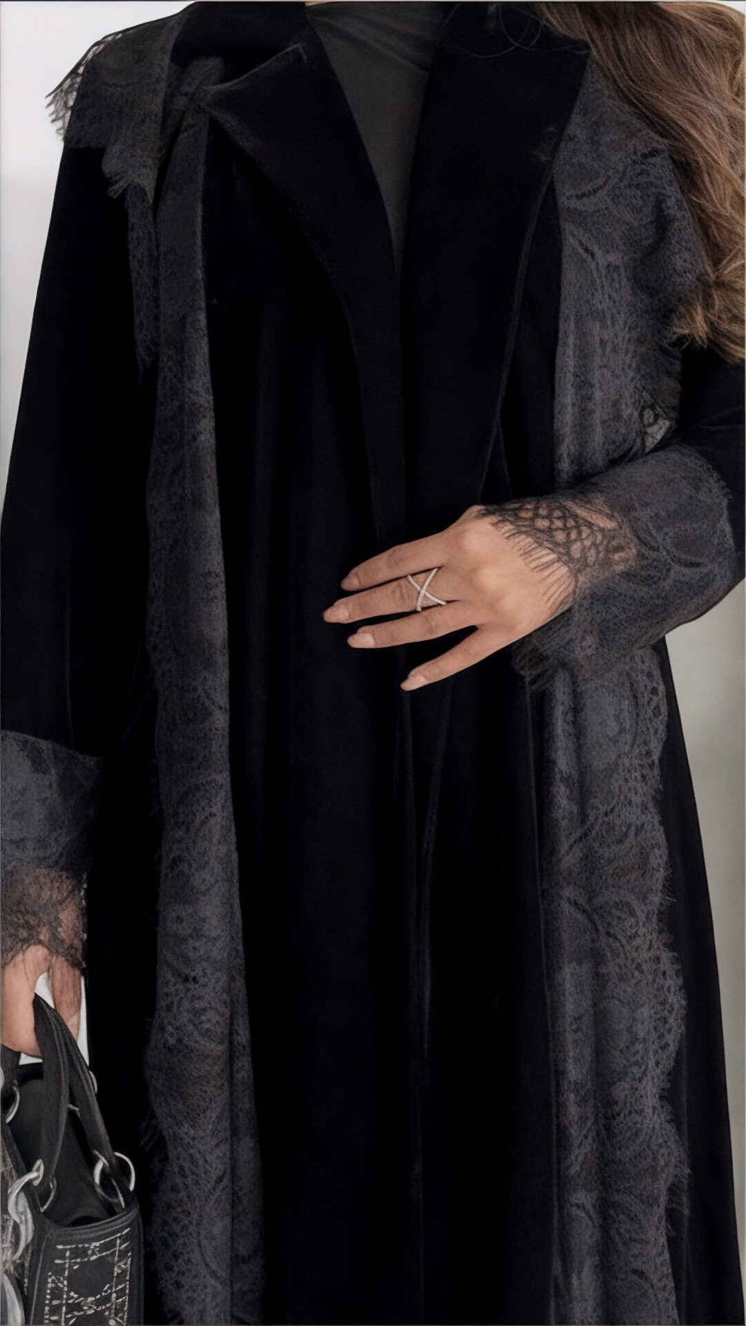 عبايه مخمل بتدخيلات دانتيل