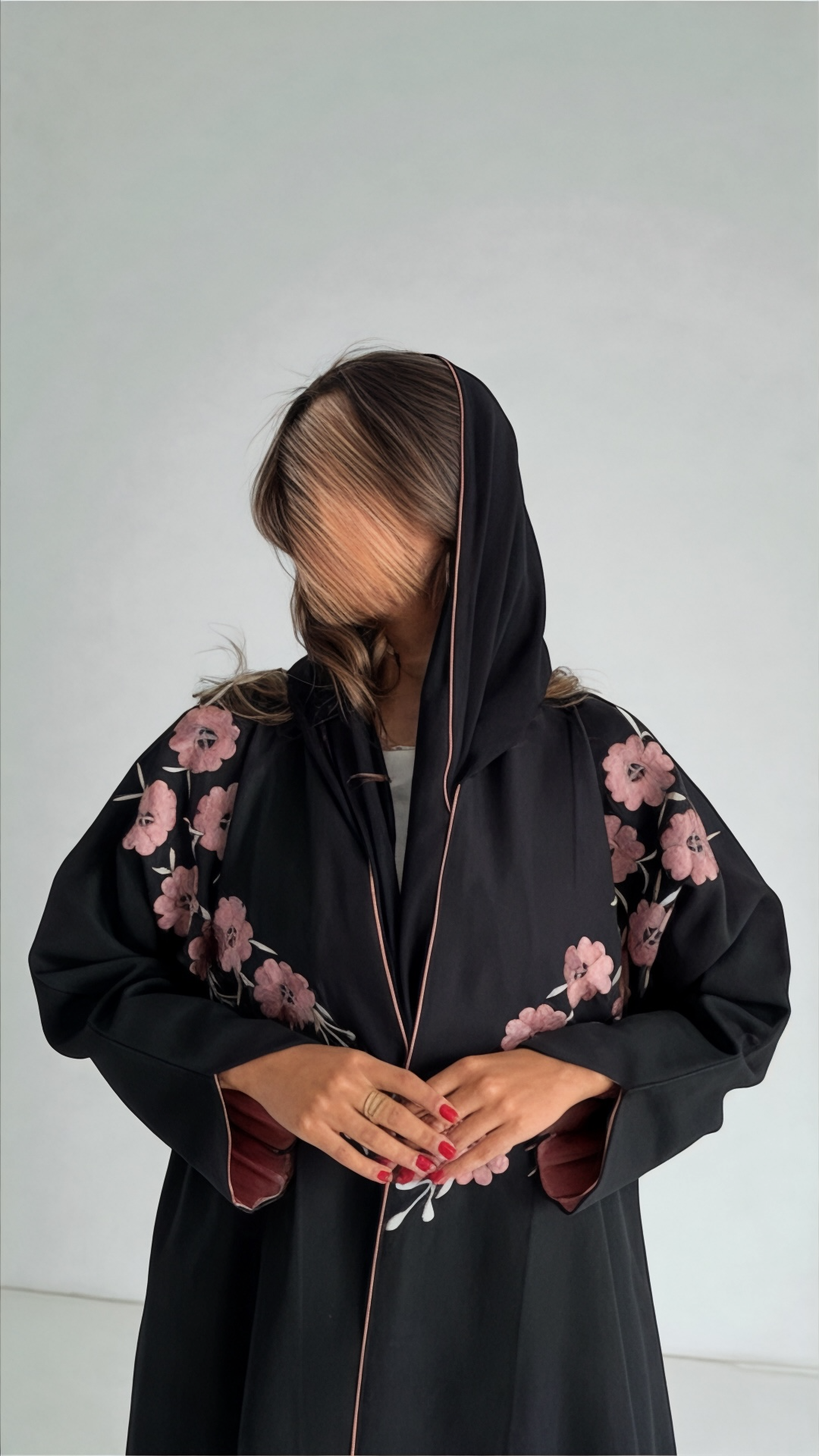 عبايه بتطريز وردي ناعم