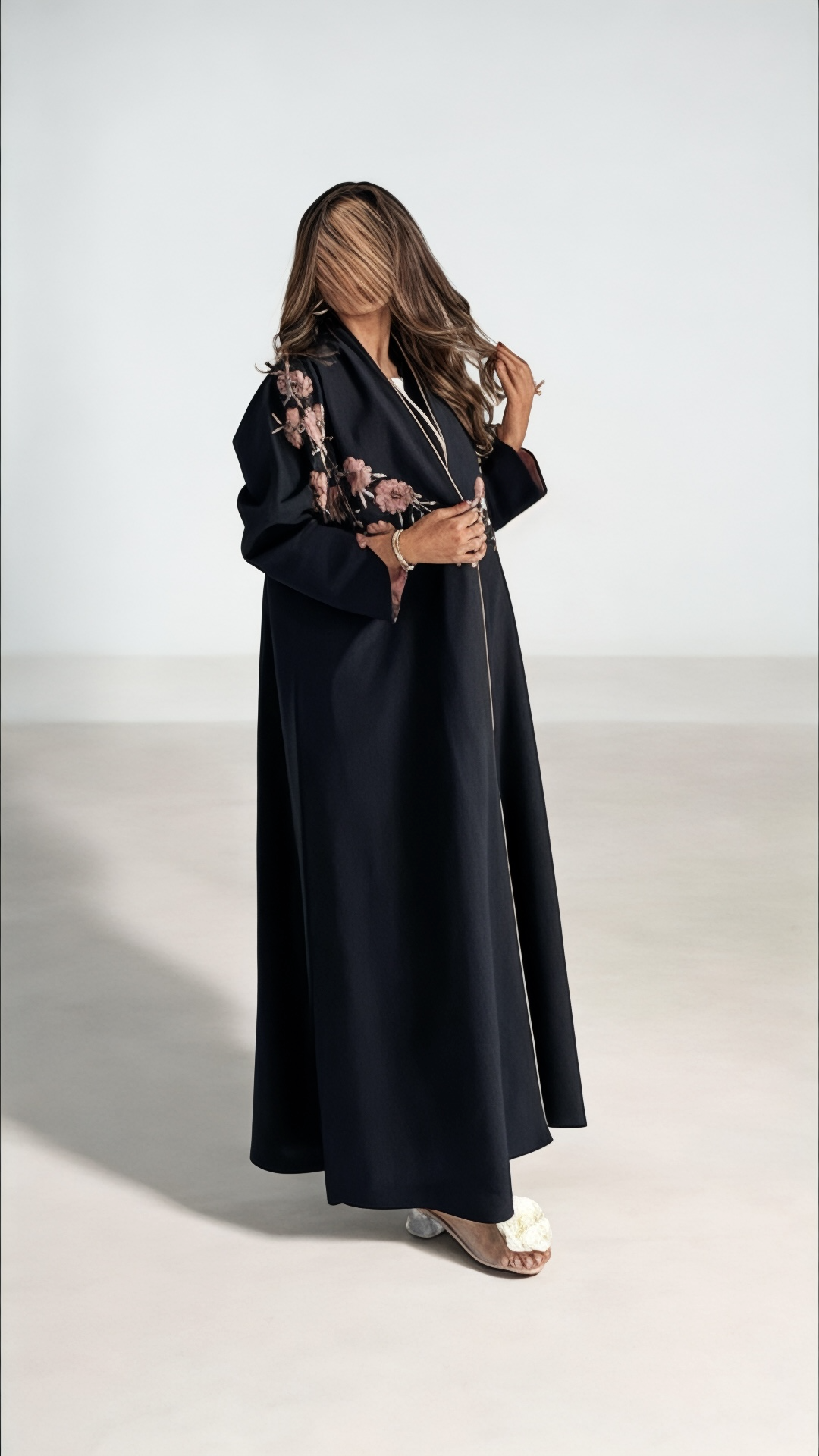 عبايه بتطريز وردي ناعم