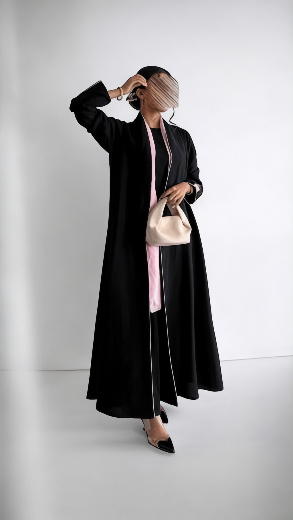 عباية بتصميم فاخر وتطريز خلفي مميز