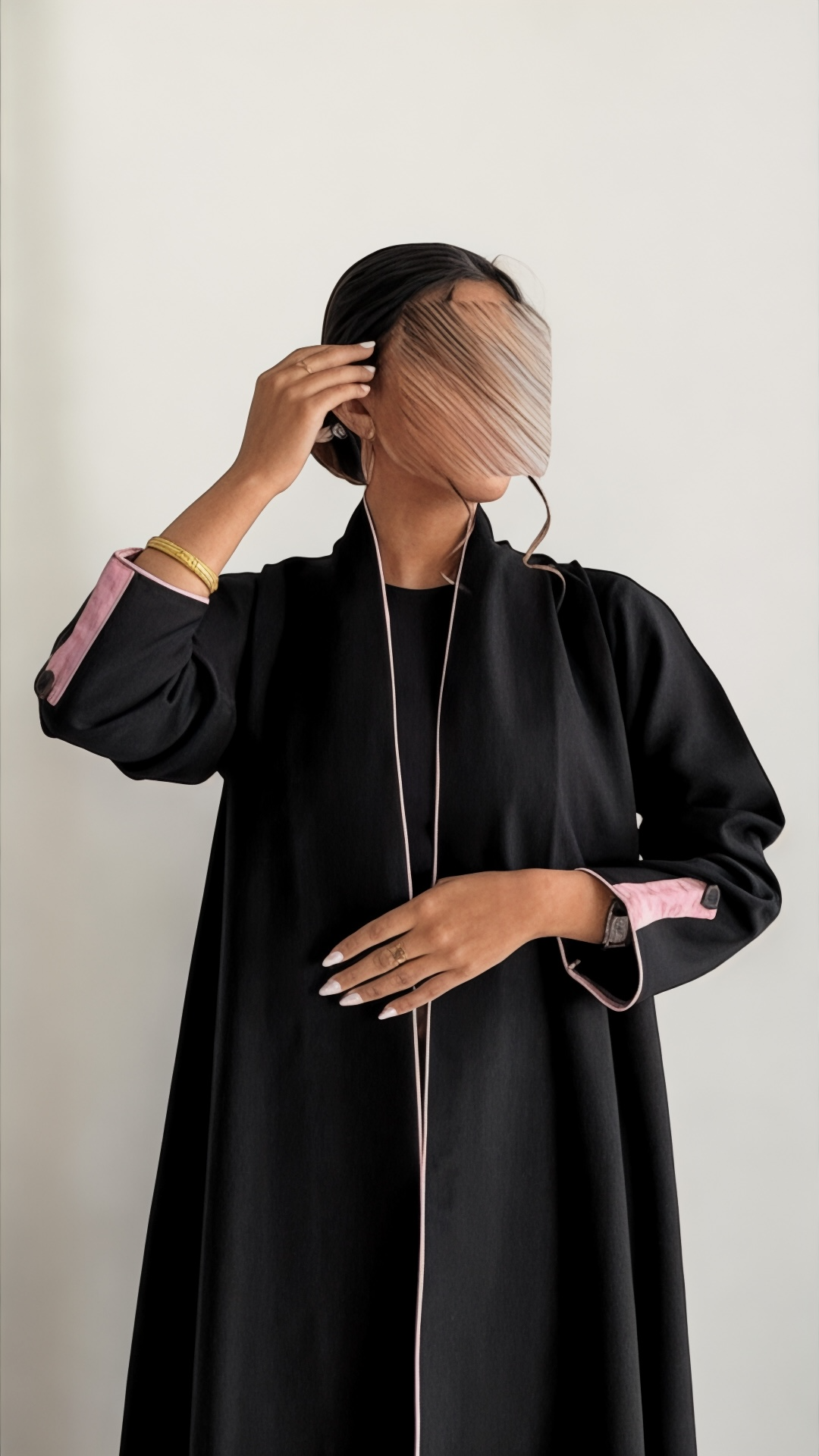 عباية بتصميم فاخر وتطريز خلفي مميز