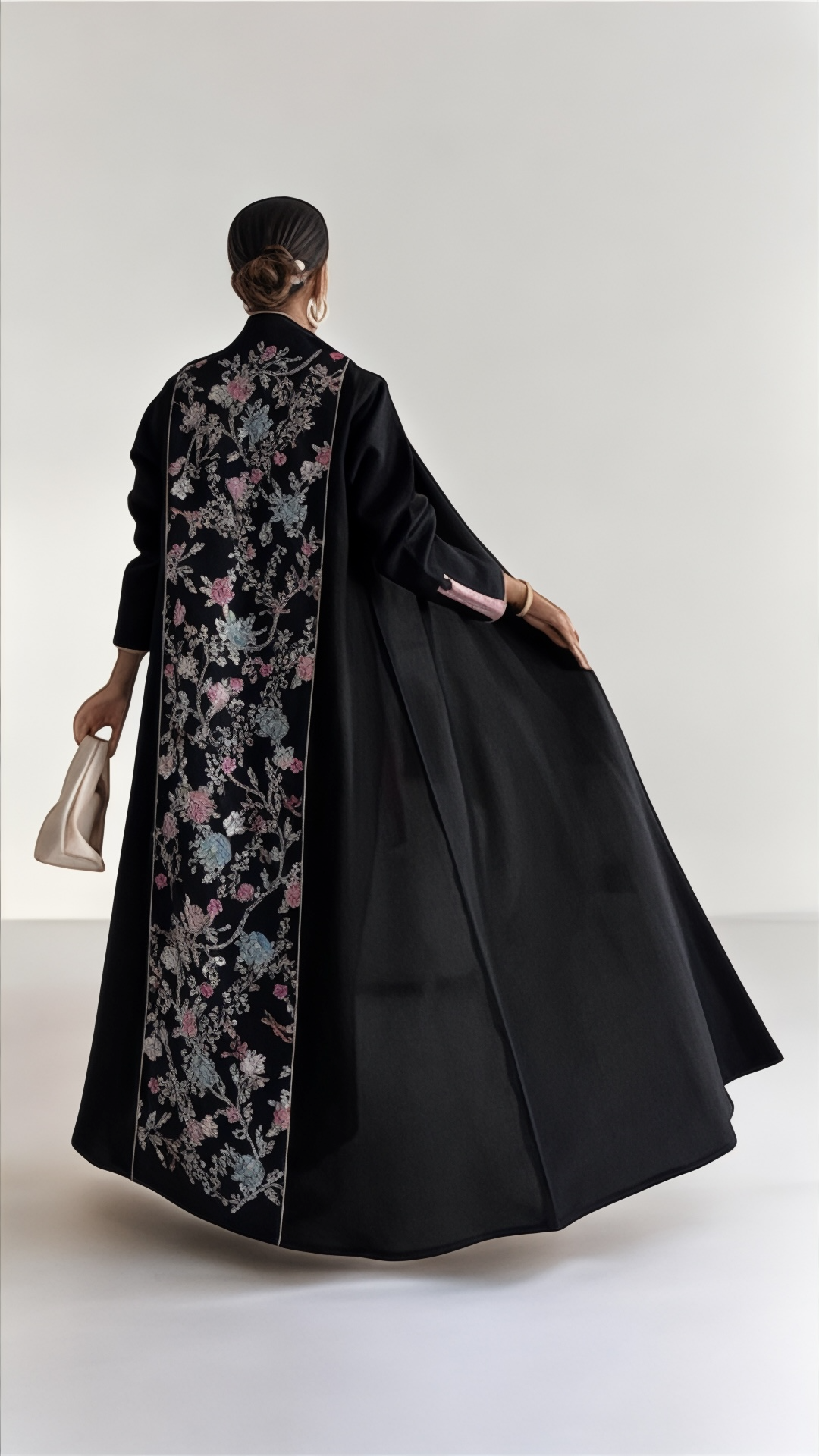 عباية بتصميم فاخر وتطريز خلفي مميز