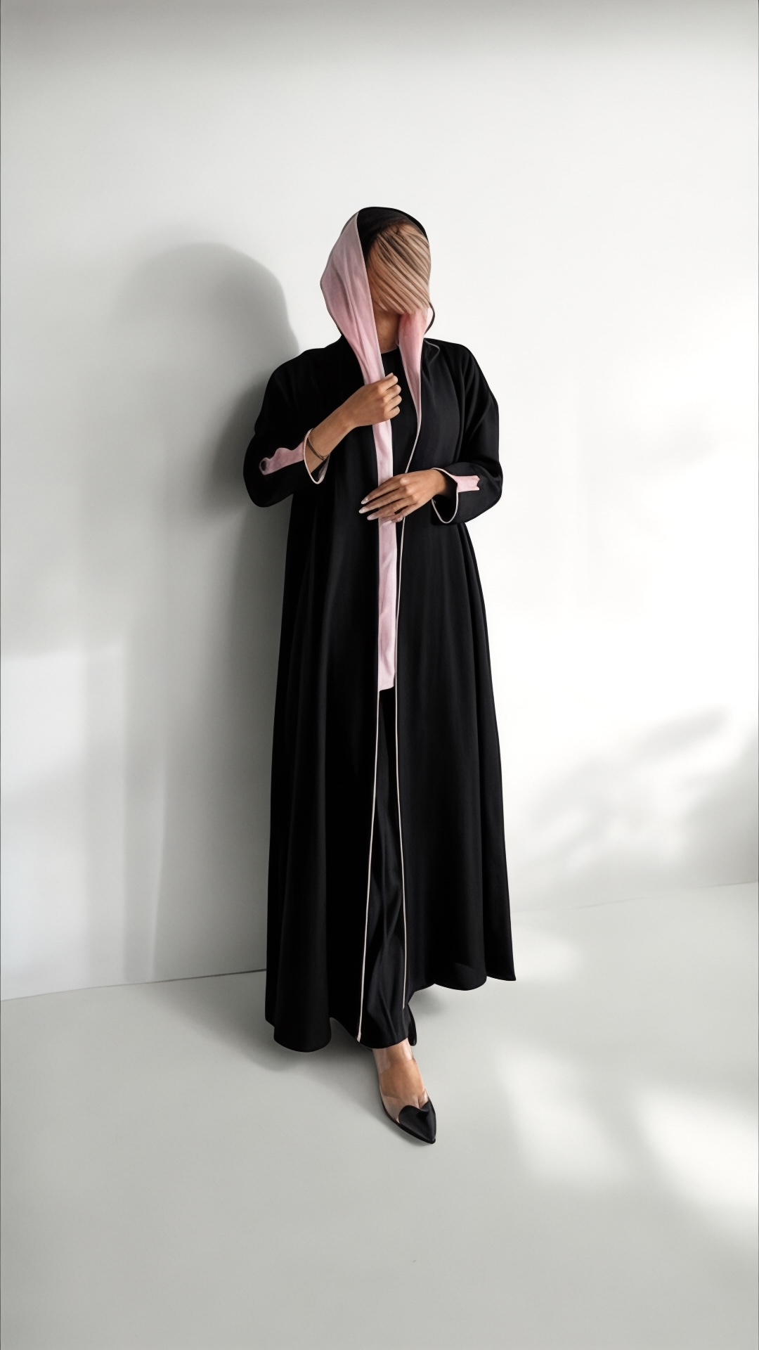 عباية بتصميم فاخر وتطريز خلفي مميز