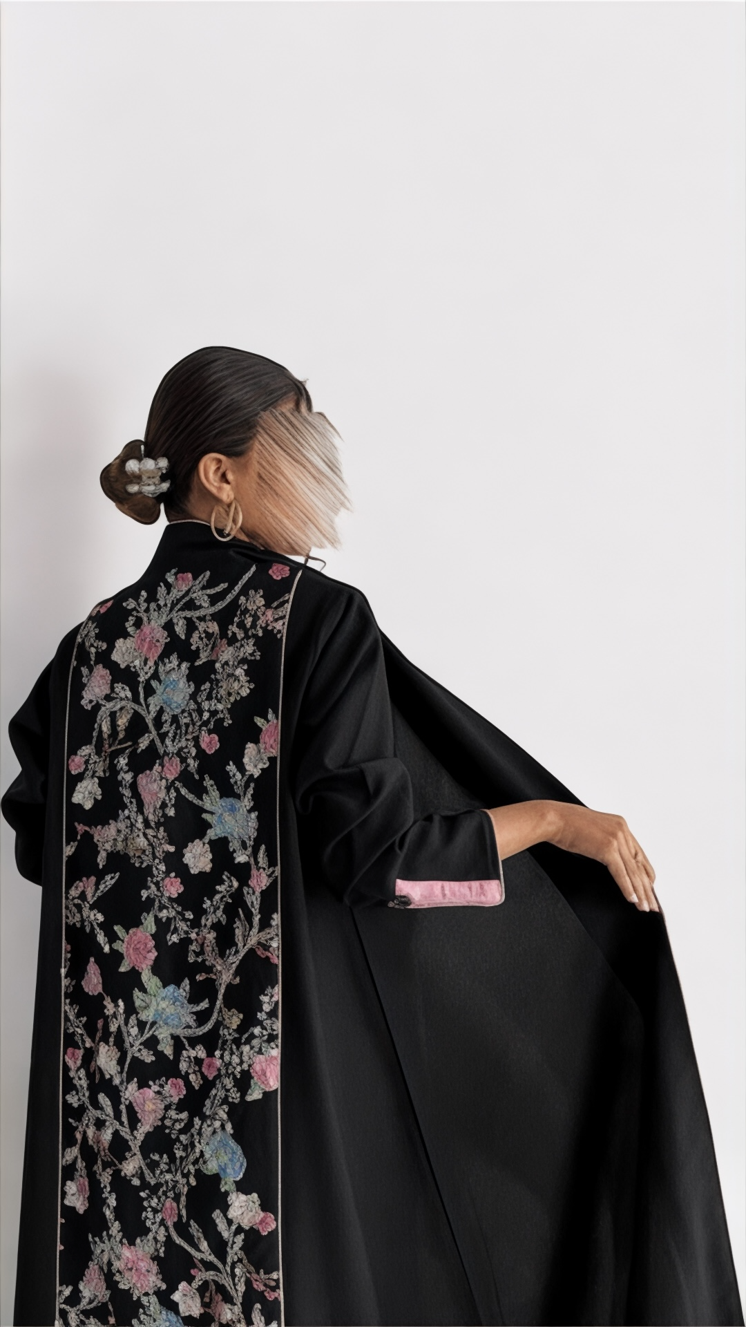 عباية بتصميم فاخر وتطريز خلفي مميز