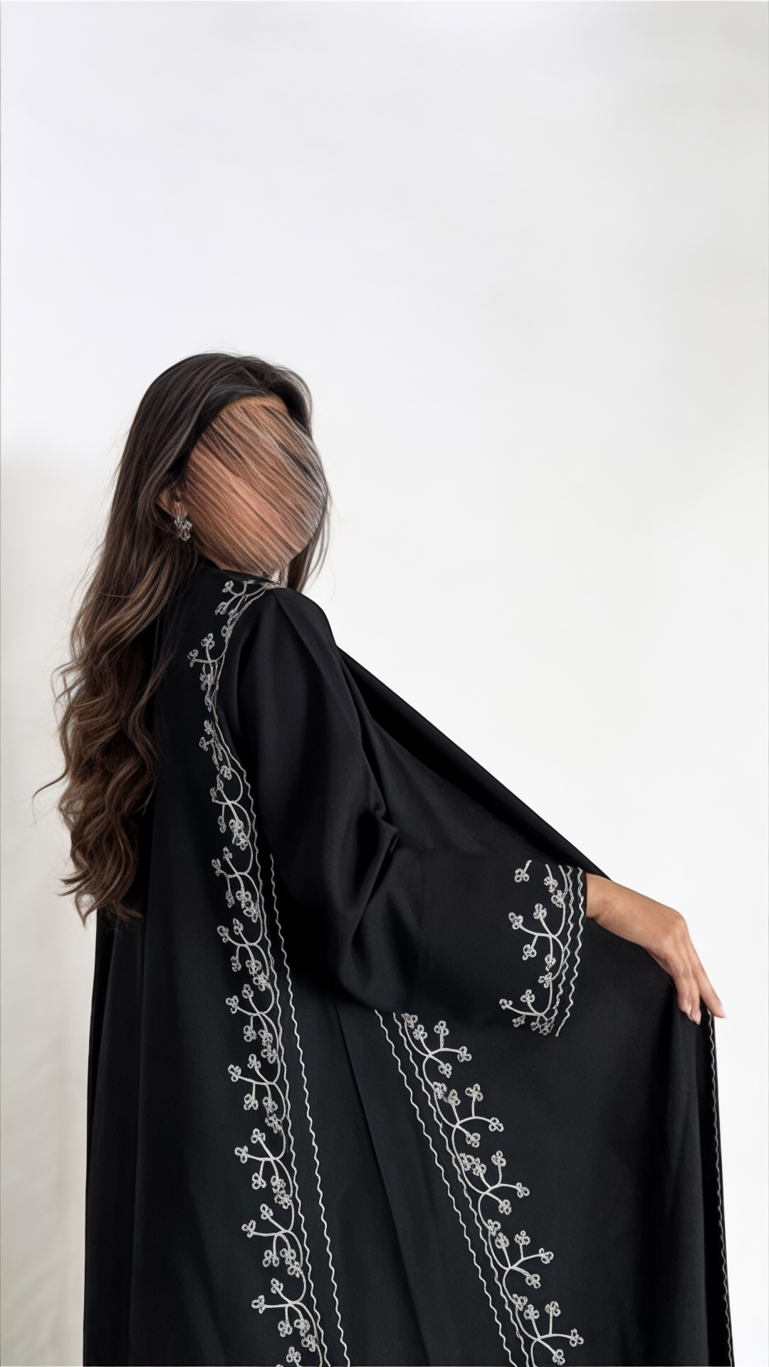 عباية أنيقة بتطريز يدوي ابيض