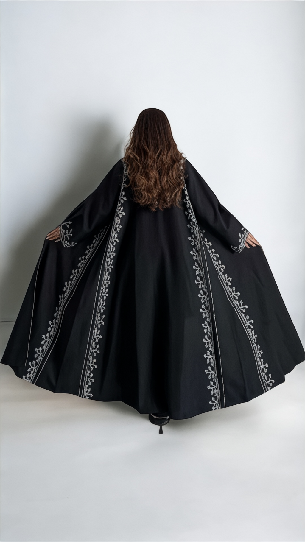 عباية أنيقة بتطريز يدوي ابيض