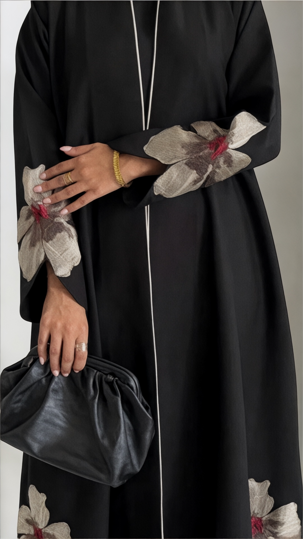 عبايه بتطريز ورود مميزه