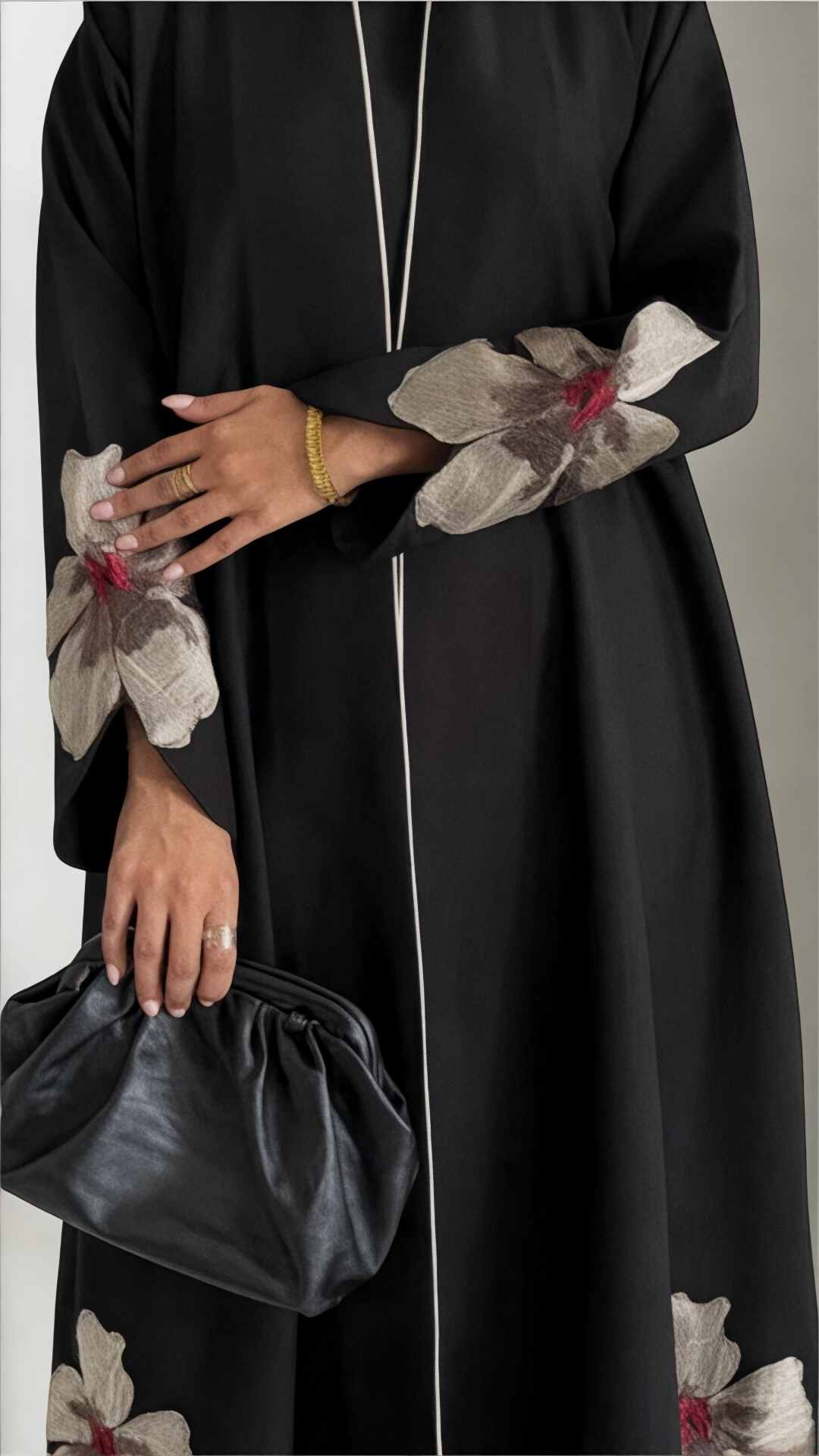 عبايه بتطريز ورود مميزه