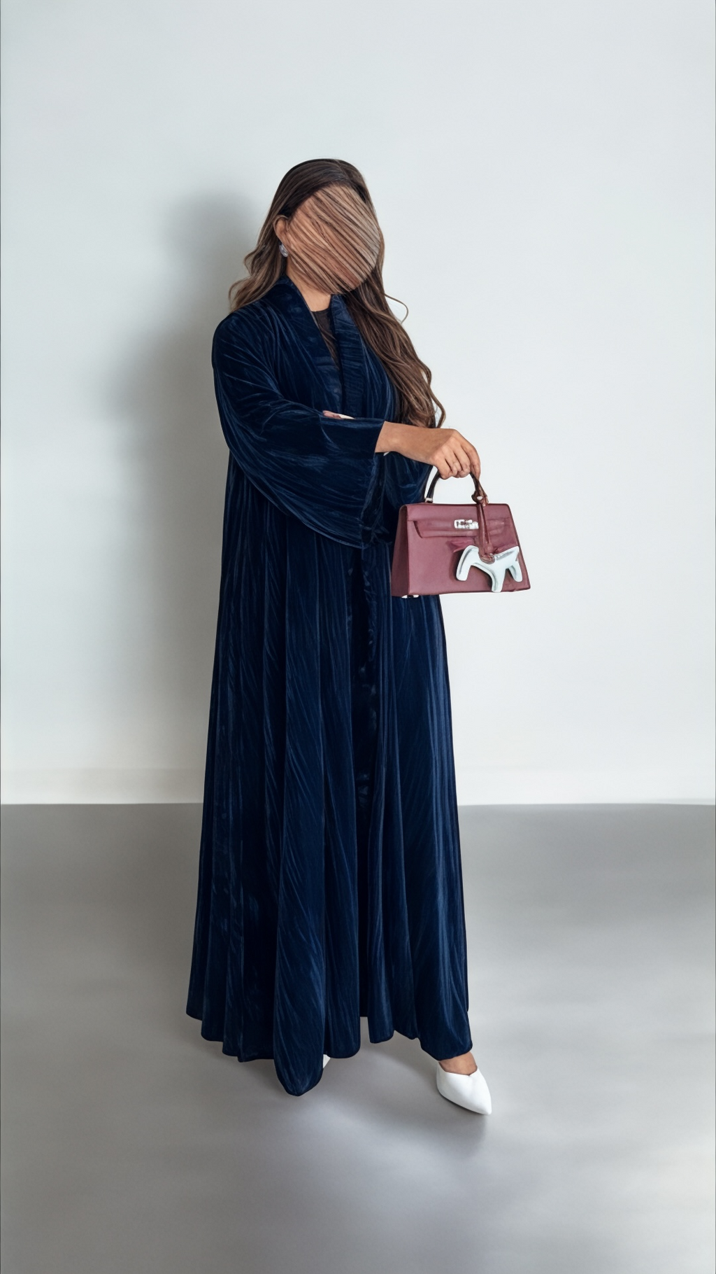 عبايه مخمل كحلي بقصه كلوش