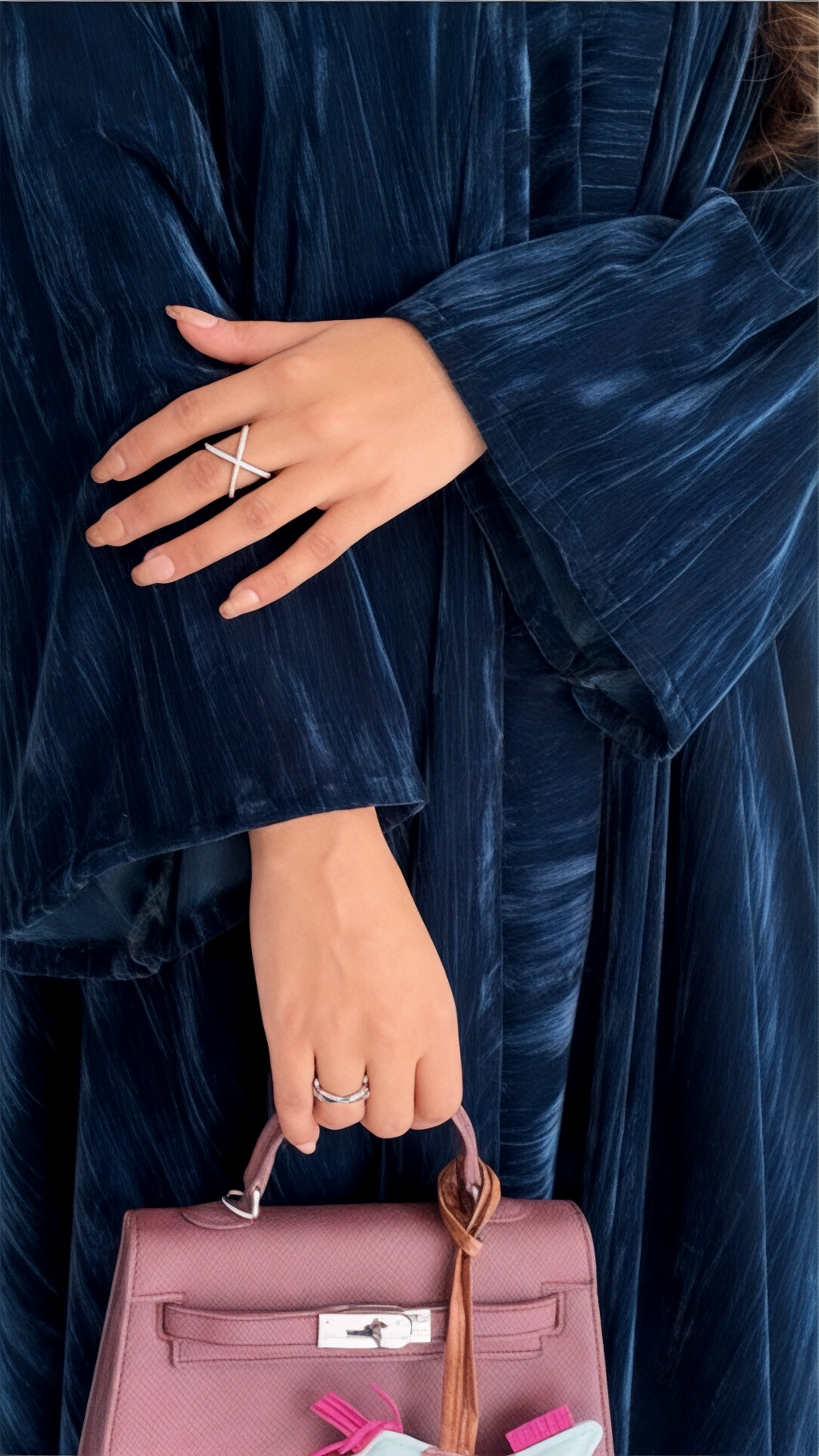 عبايه مخمل كحلي بقصه كلوش