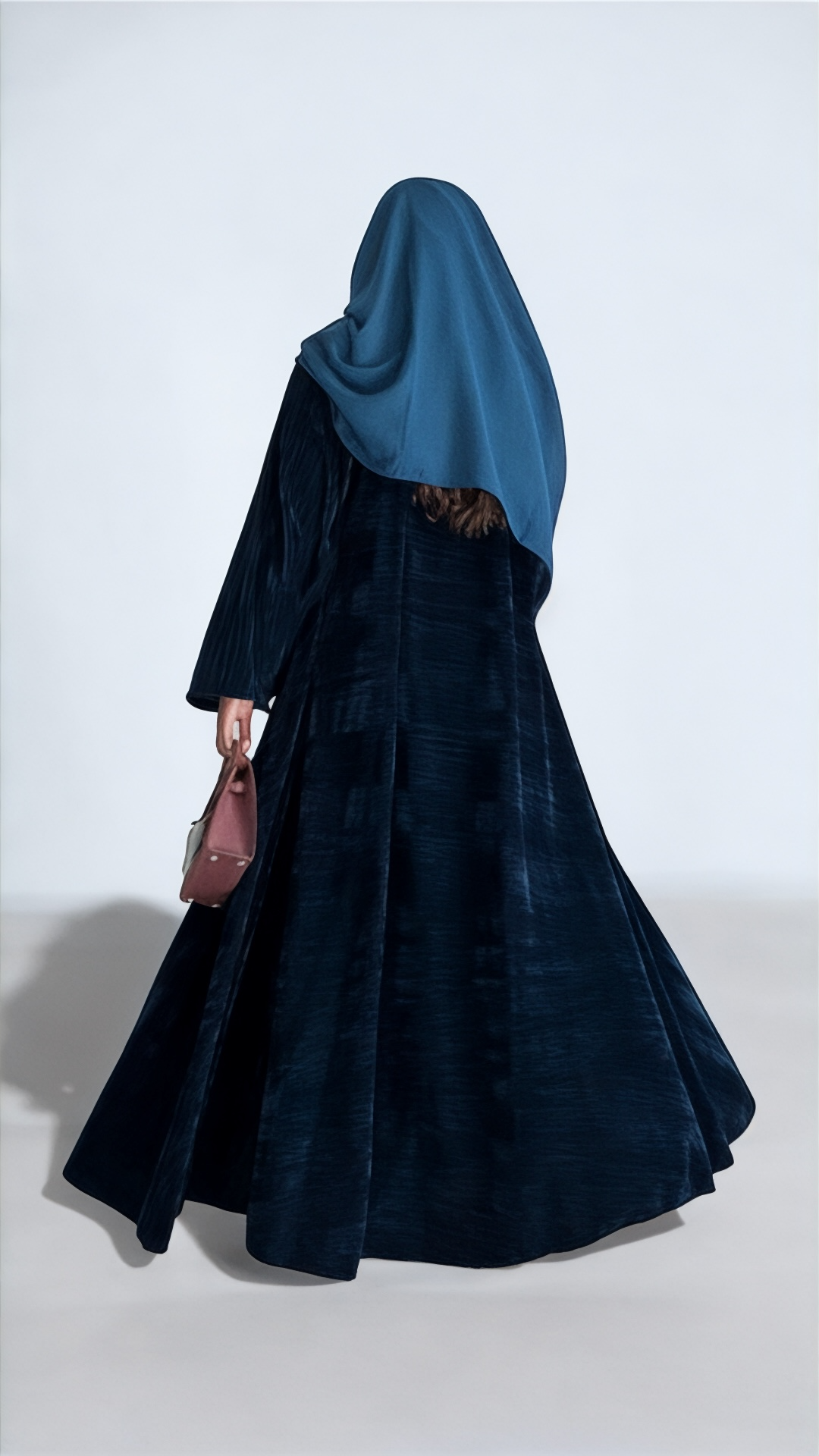 عبايه مخمل كحلي بقصه كلوش